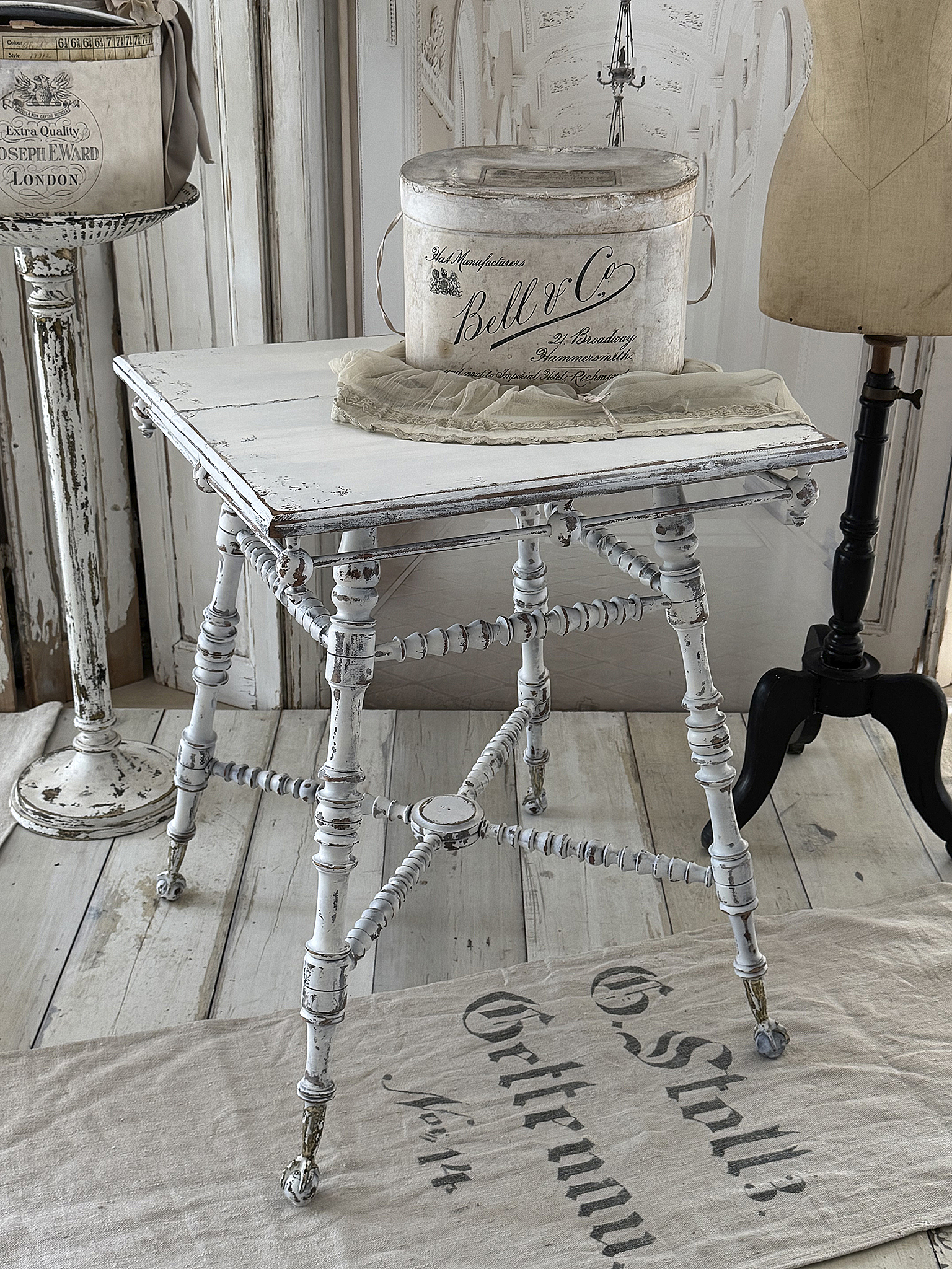 Antiker Shabby Chic Beistelltisch mit Messing-Vogelkrallen und gedrechselten Beinen***
