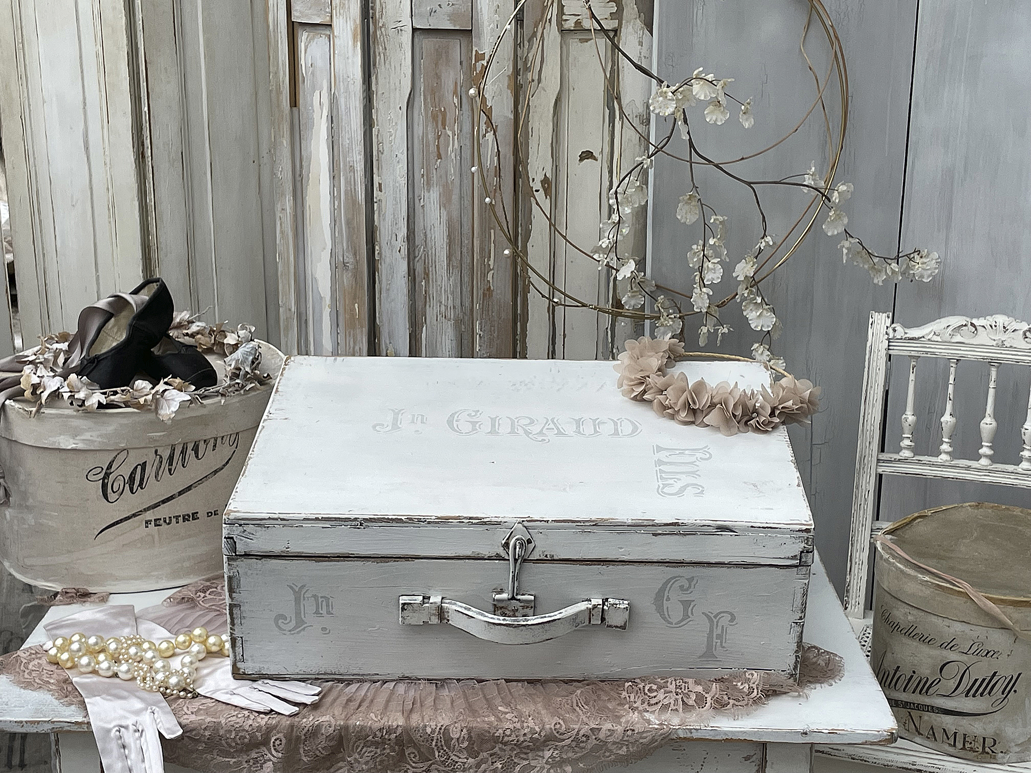 Rückansicht einer dekorativen Aufbewahrungsbox mit vintage Accessoires und stilvollen Details