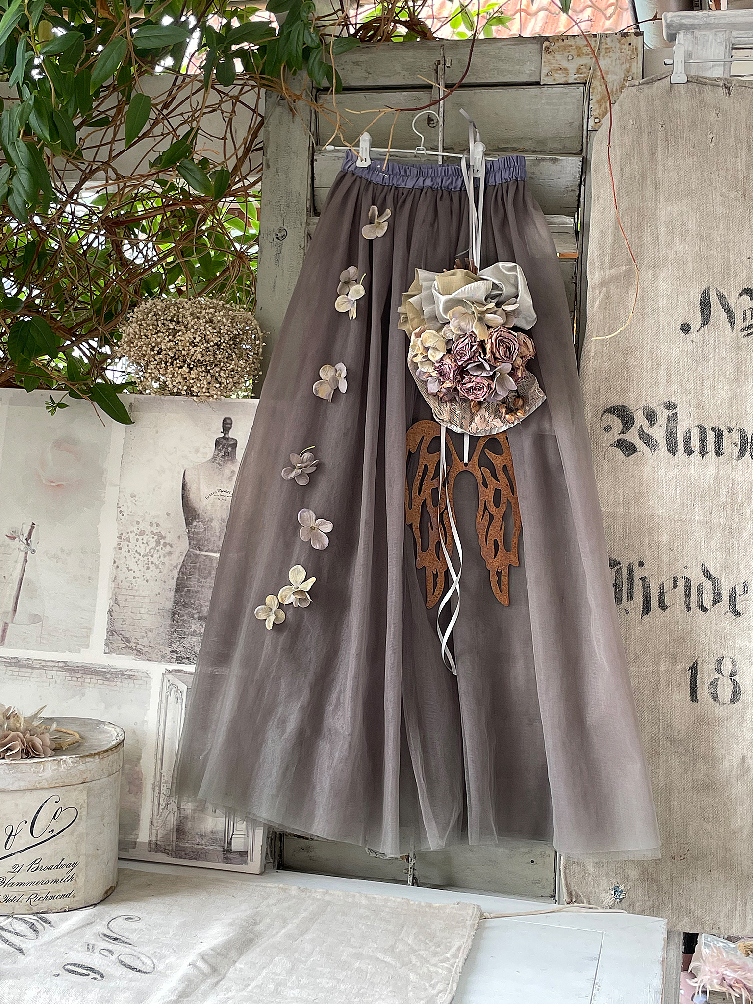 Tüll/Blüten und Eisen im Einklang*** Tüll/Blüten und Eisen im Einklang***