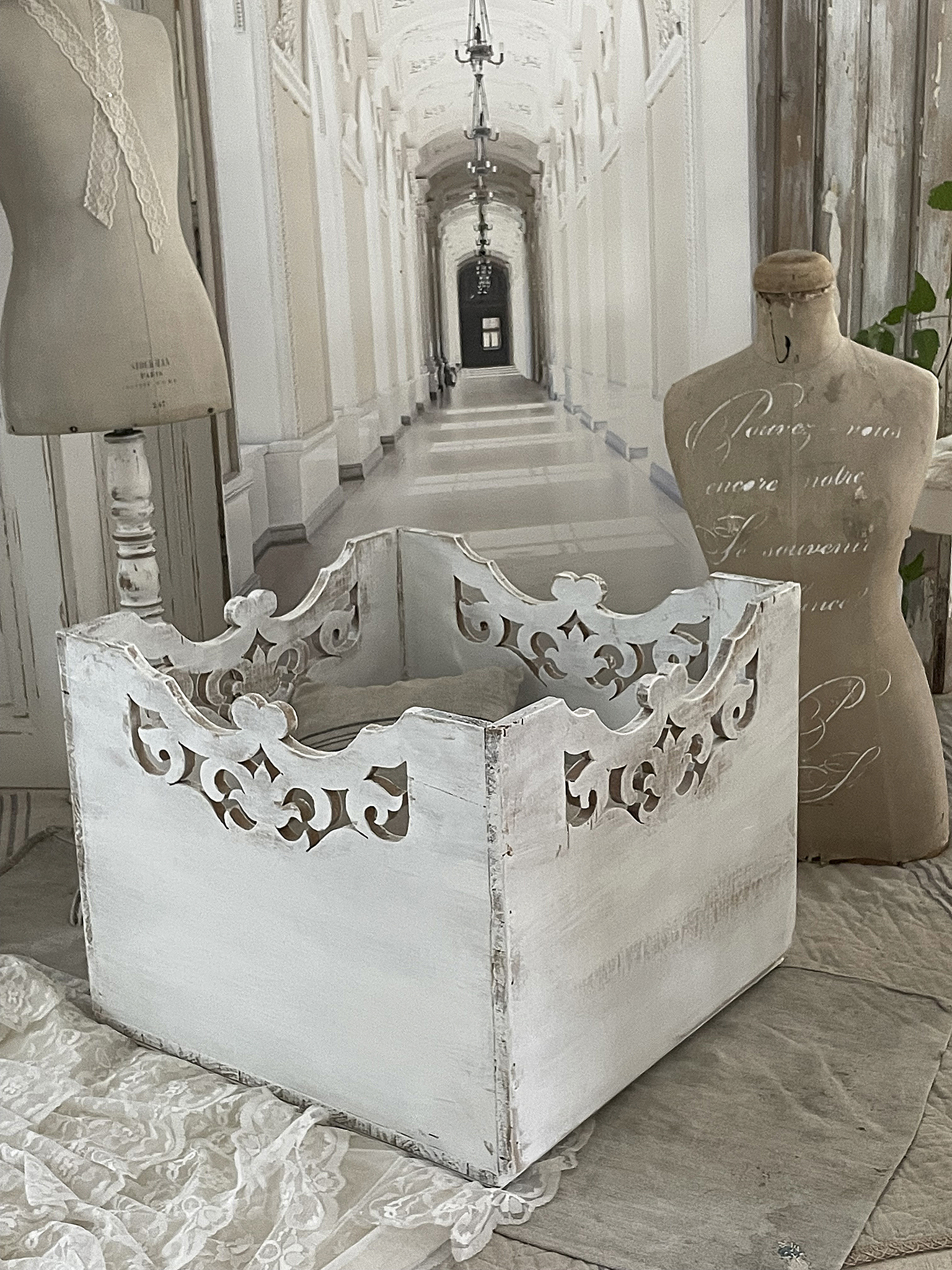 Elegante Aufbewahrungsbox aus Holz mit filigranem Design Weiße Holzbox mit dekorativem Schnittmuster für stilvolle Aufbewahrung