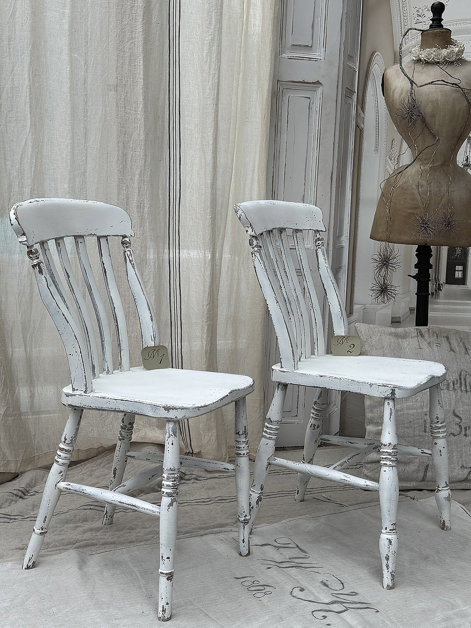 Reizender alter Bauernstuhl im weißen Shabby-Kleid