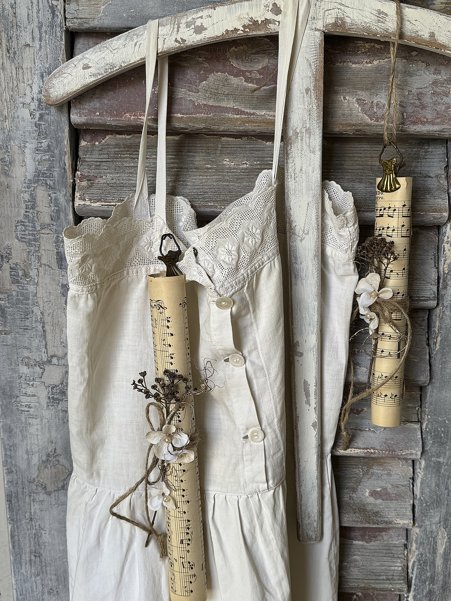 Holzbügel aus Frankreich mit Kinder-Leinenkleid und Notenblättern***