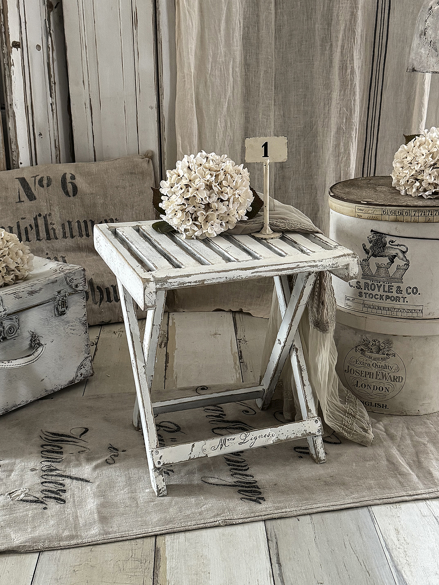 Shabby-Beistelltischchen & Hocker – Klappbar, praktisch und voller Charme***