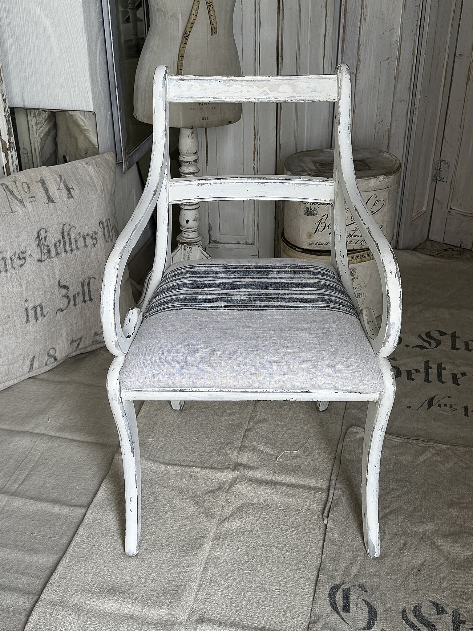 Geschwungener Armlehnenstuhl im Shabby Chic – Vintage Vollholzstuhl mit altem Mehlsack***