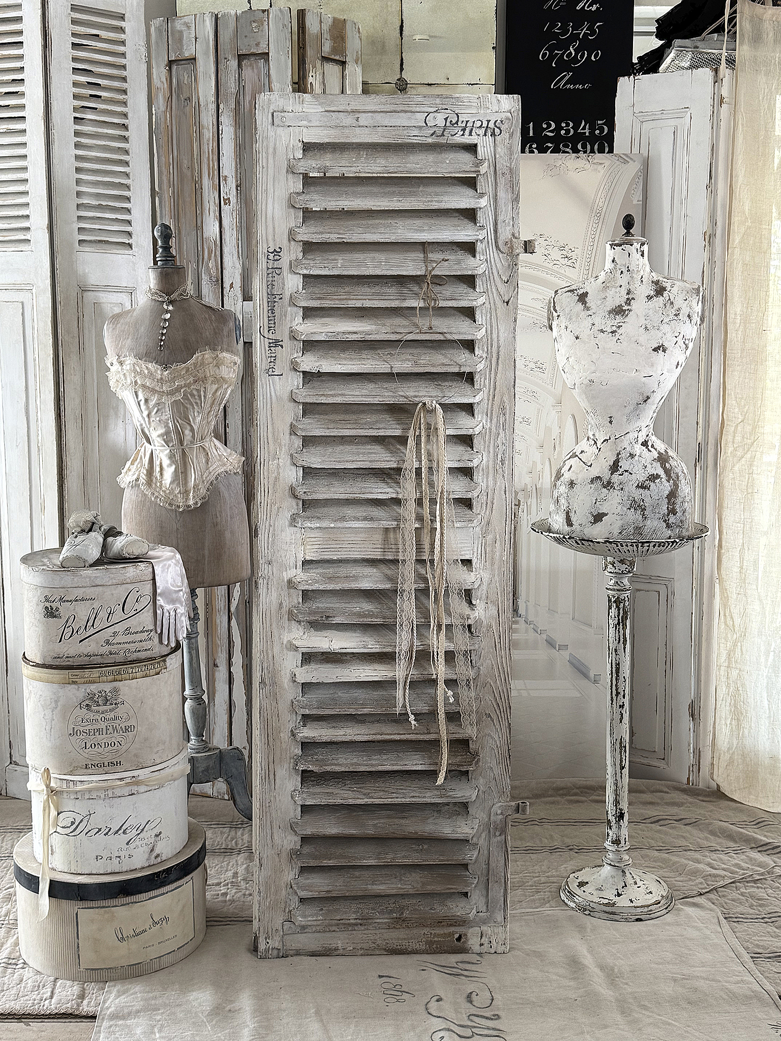 Großer antiker Lamellenladen im weißen Shabby-Chic mit Patina & Bänderkranz***