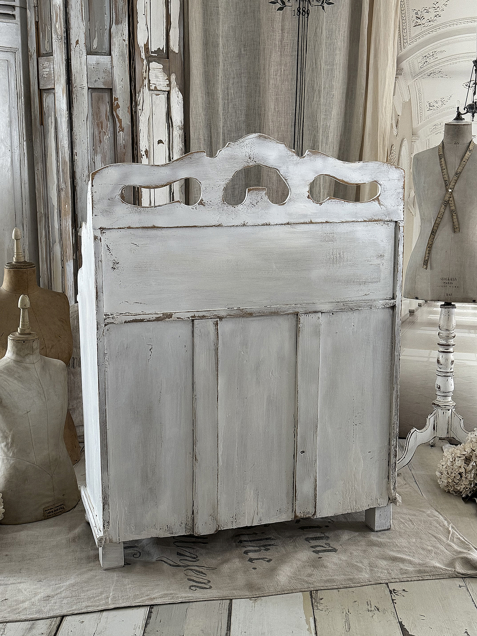 Liebhaberstück – Antikes Schrankbänkchen aus Frankreich***