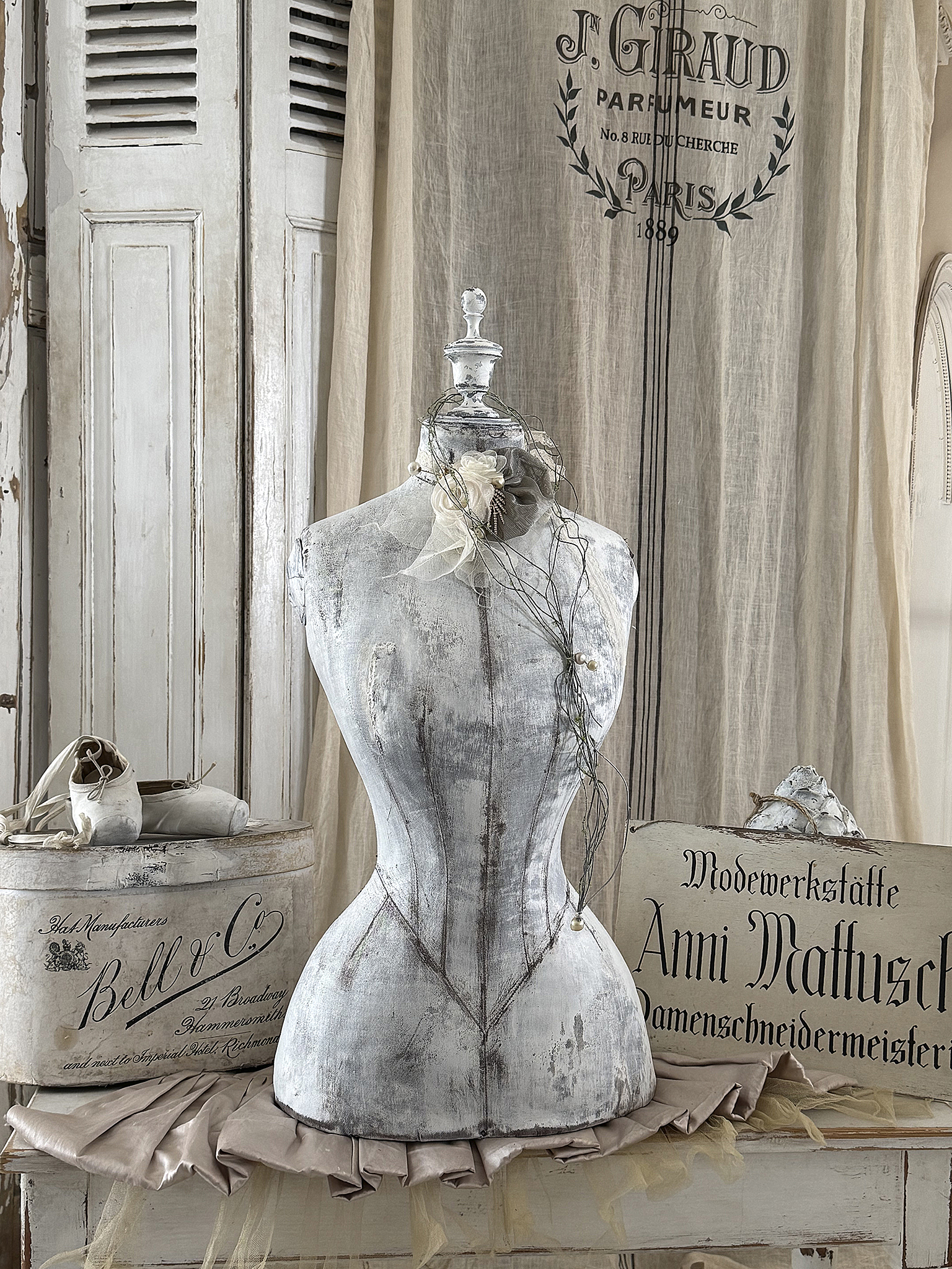 Reserviert! Antiker Schneider-Torso „Zarte Taille“ im romantischen Vintage-Look***