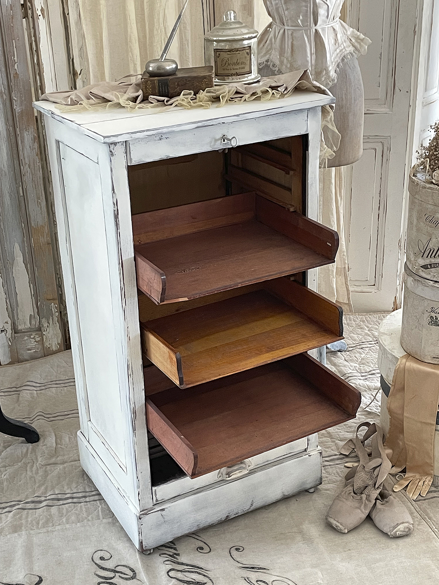 Vintage Holzschrank mit Schubladen im Shabby Chic-Design Ein vintage Schrank mit weißen und Holzfarbenen Schubladen im Shabby Chic-Stil
