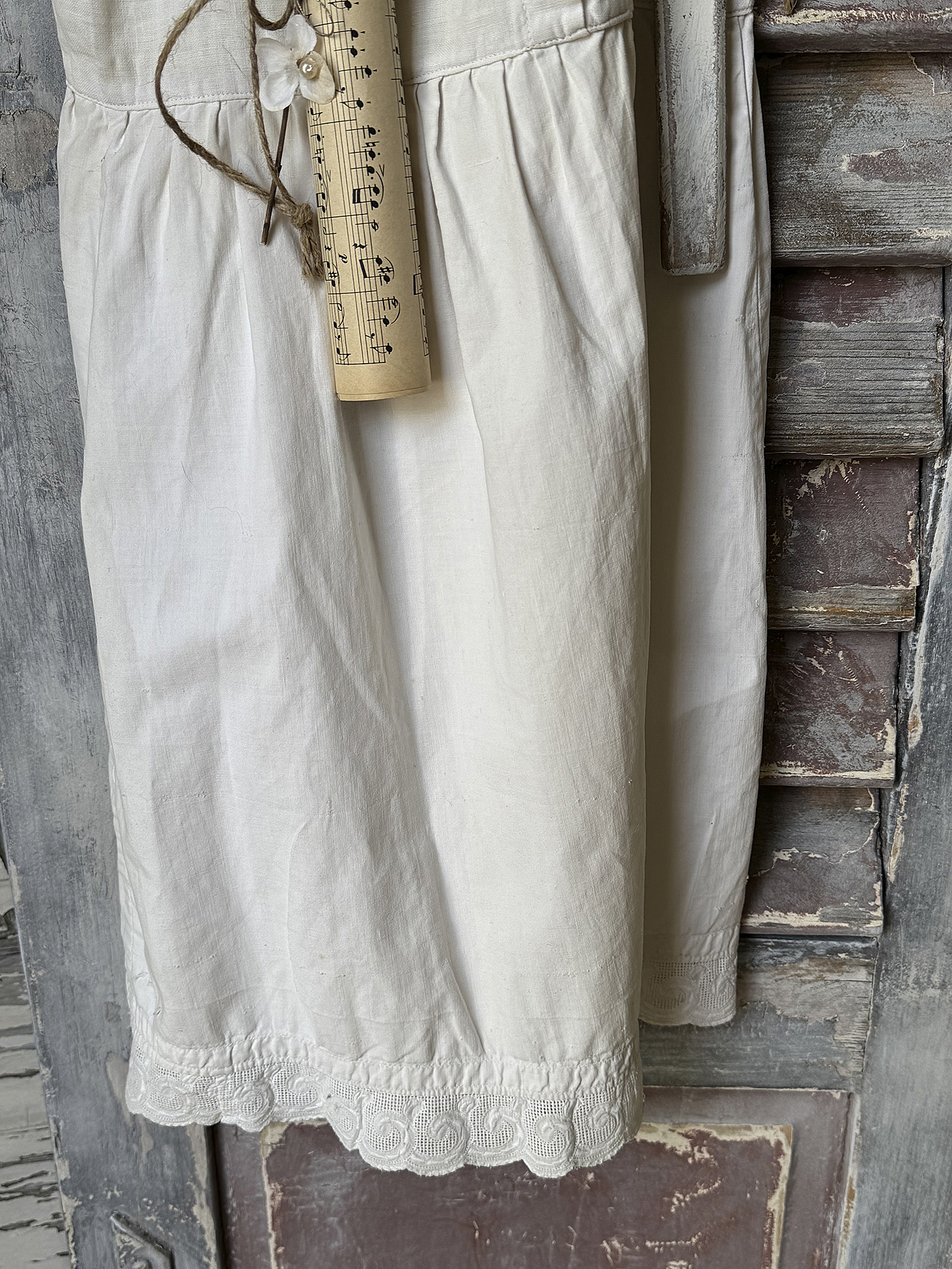 Holzbügel aus Frankreich mit Kinder-Leinenkleid und Notenblättern***