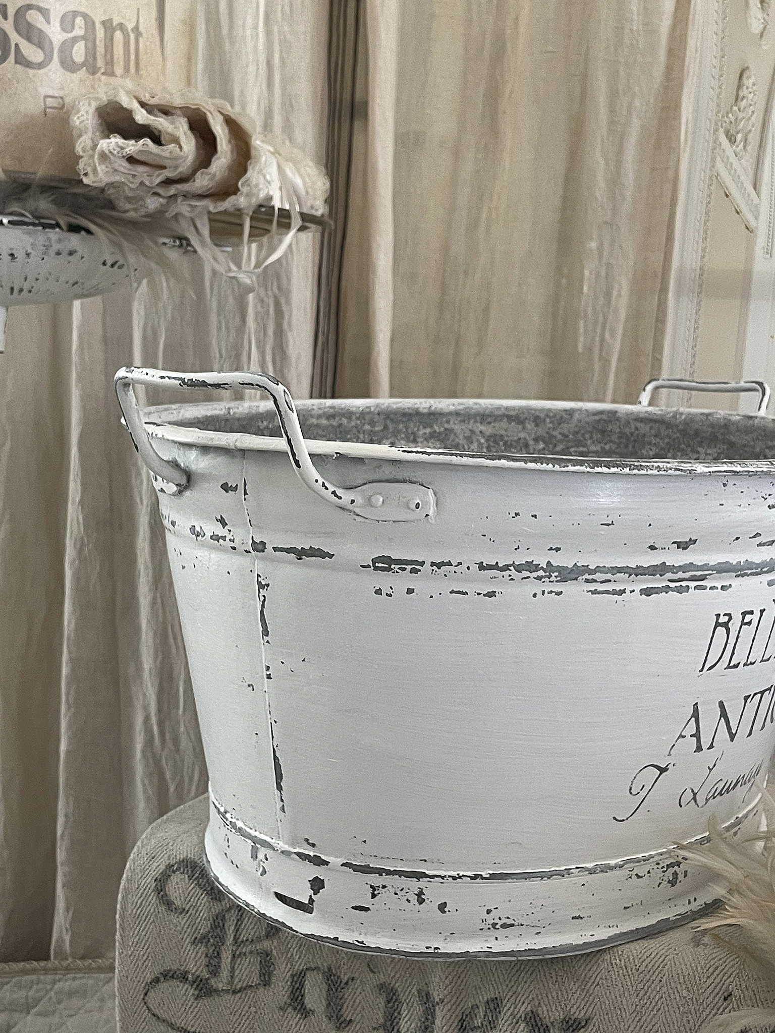 Dekorativer Eimer im Shabby-Chic-Stil Weißer, rustikaler Eimer mit Aufschrift und Tragegriffen, ideal für Vintage-Dekoration.