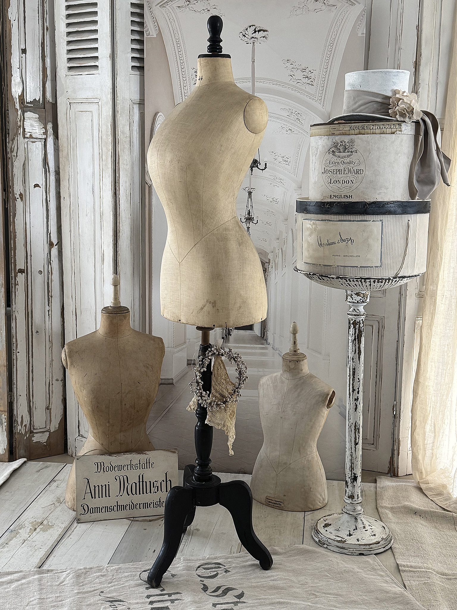 Antike französische Schneiderpuppe mit Taubenbrust, Wespentaille und antikem Spitzenkragen – höhenverstellbares Vintage-Unikat***