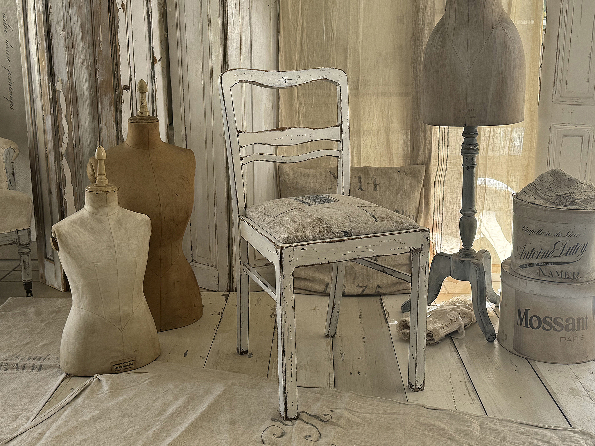 Alter Polsterstuhl mit Mehlsack Shabby-pur***