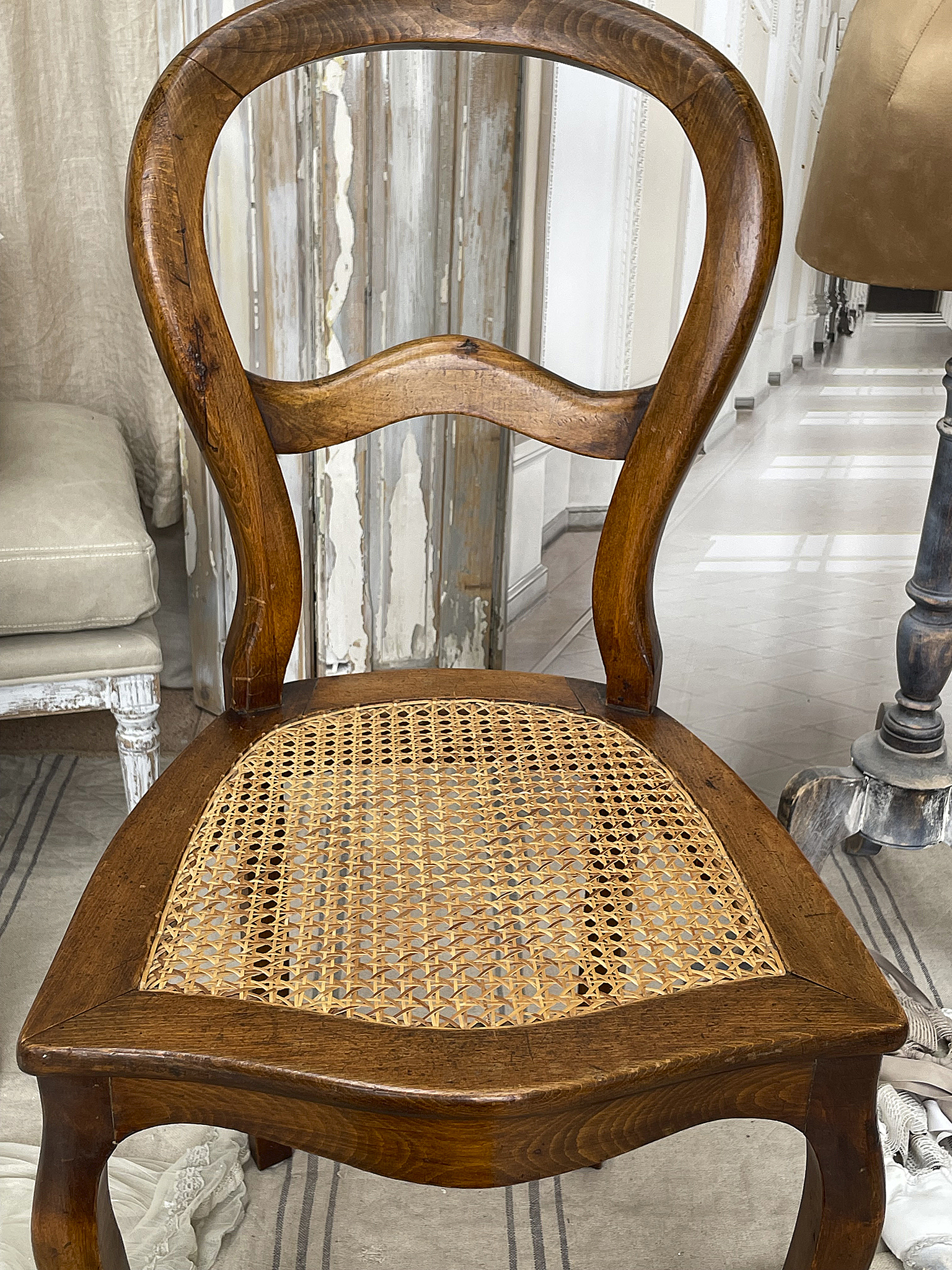 Klassischer Holzstuhl mit geflochtener Sitzfläche Holzstuhl im Vintage-Stil mit geflochtener Rattan-Sitzfläche