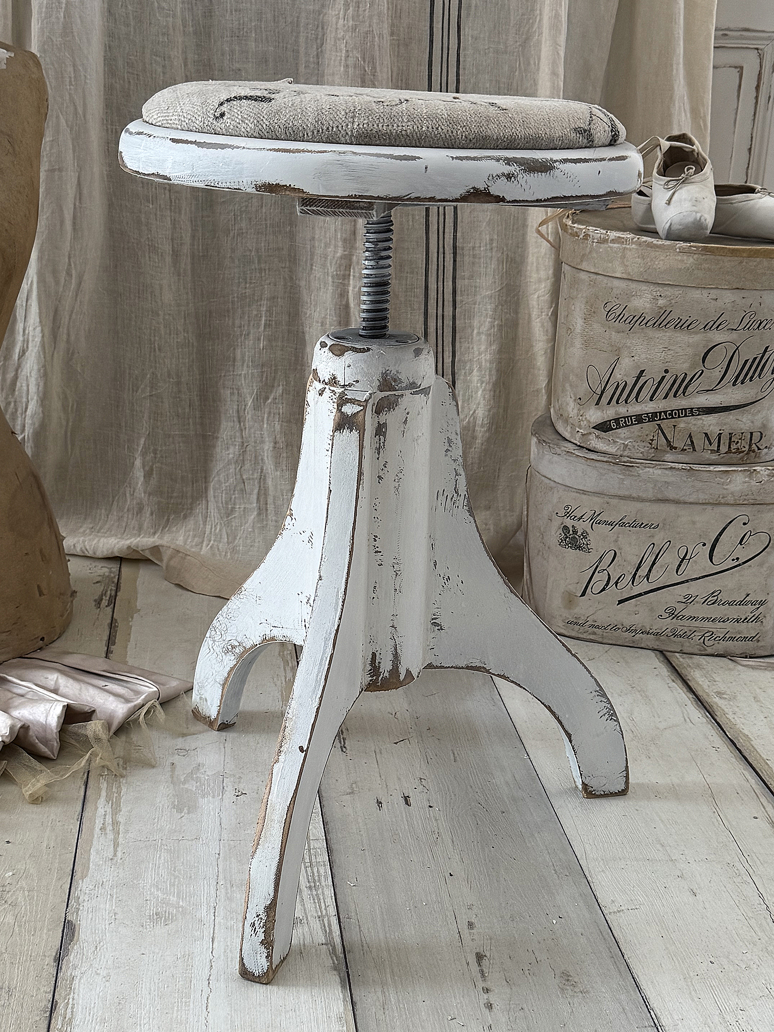 Alter Klavierhocker im Shabby Chic mit originalem Leinensack-Bezug***