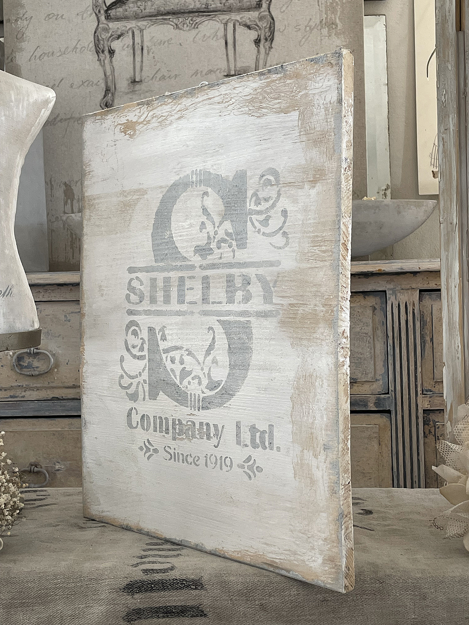 Dekorative Holztafel mit dem Aufdruck "Shelby Company Ltd. Since 1919".