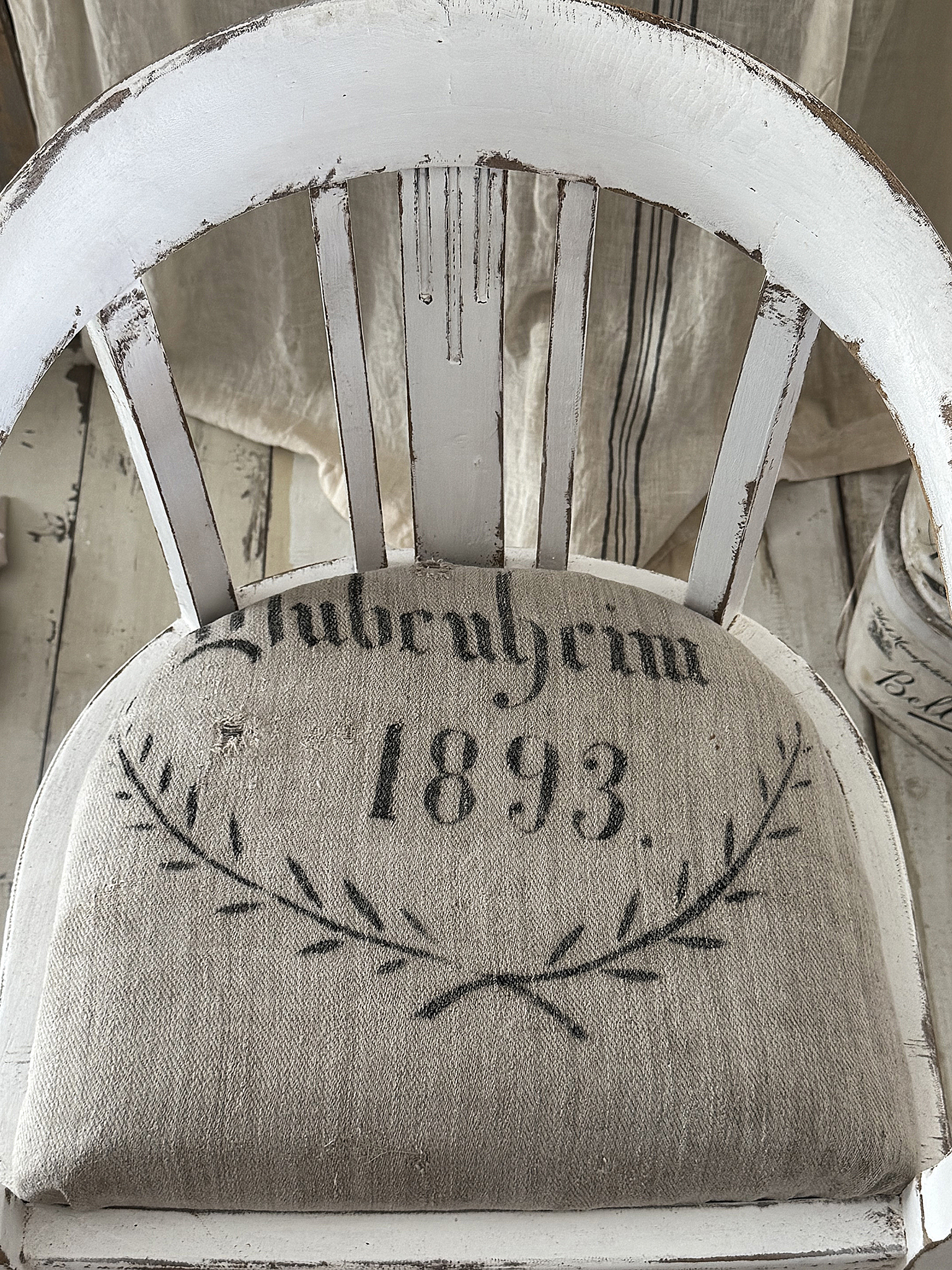 Großer Armlehnstuhl mit antikem Leinensack-Bezug von 1893 im Shabby Chic***