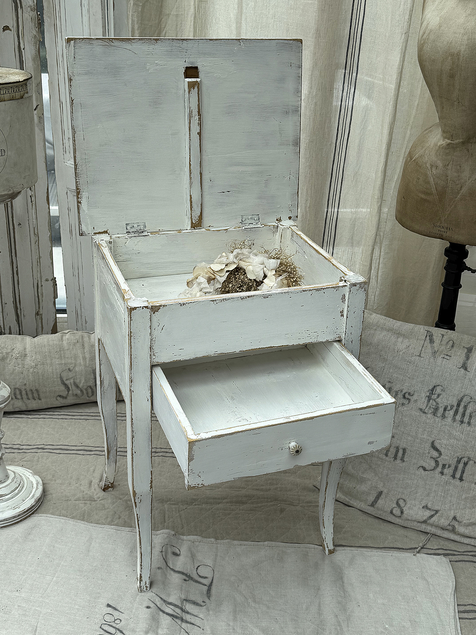 Antiker Biedermeier Beistelltisch / Nähtisch in zeitloser Eleganz*** Antiker Biedermeier Beistelltisch / Nähtisch in zeitloser Eleganz***