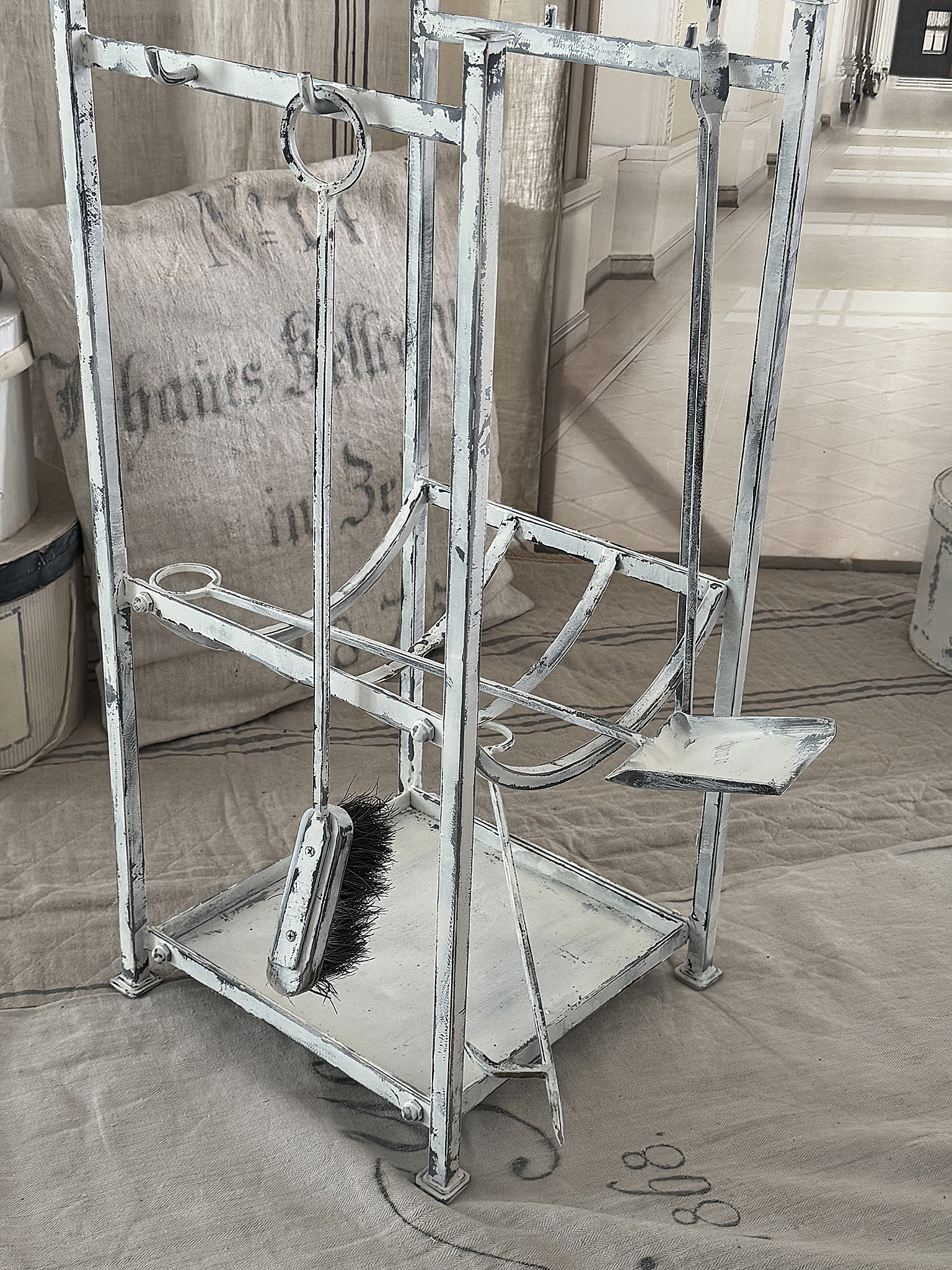 Shabby Brennholzregal mit Kaminbesteck*** Shabby Brennholzregal mit Kaminbesteck***