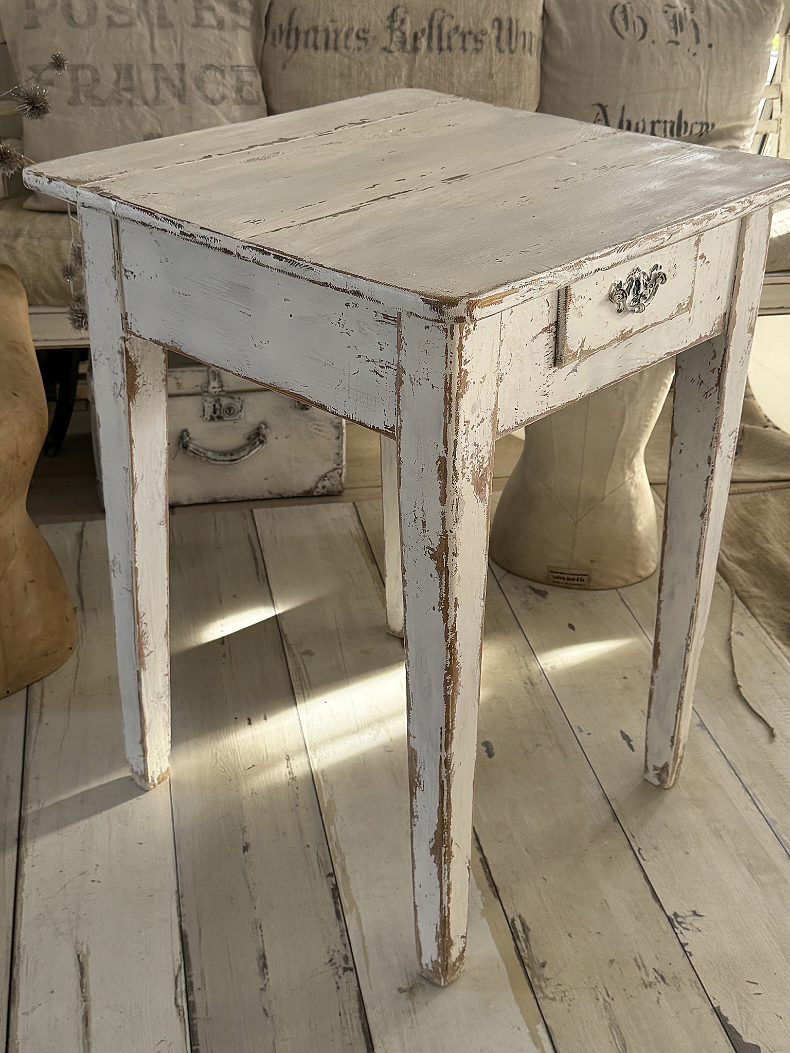 Alter Arbeitstisch / Hochtisch aus Vollholz im weißen Shabbykleid***