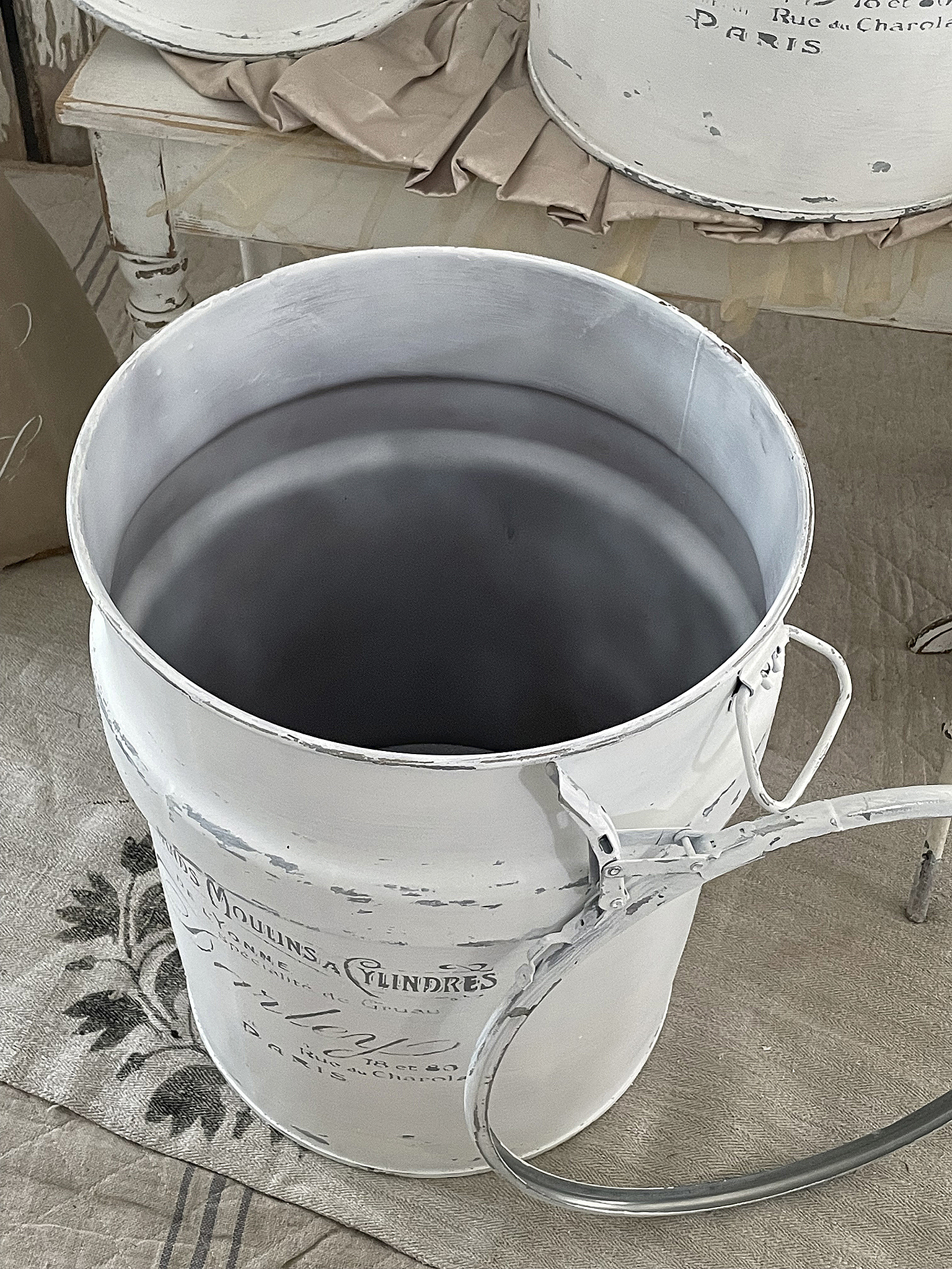 Weißer Eimer im Vintage-Design, ideal für Deko oder Aufbewahrung