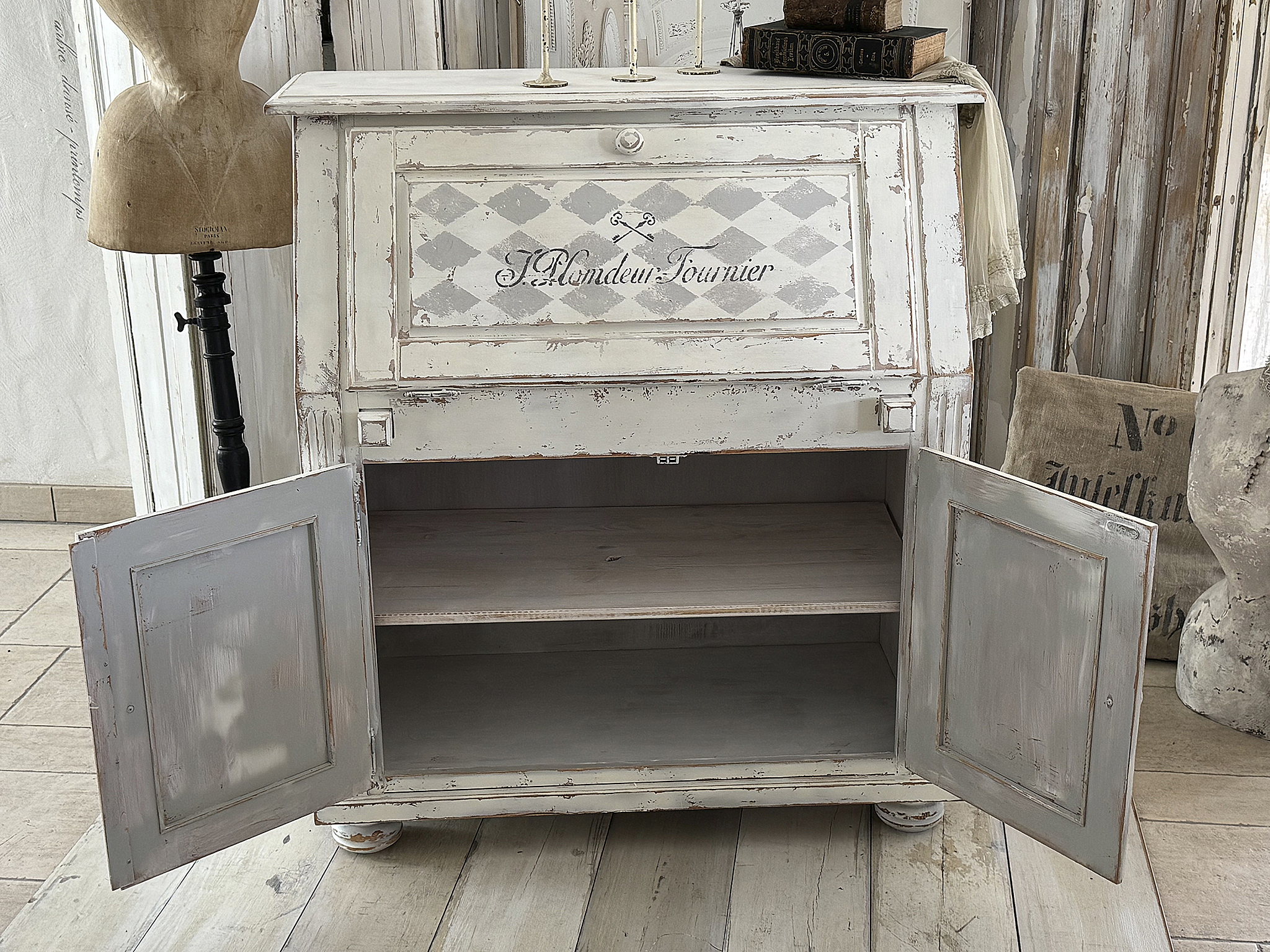 Alter Schranksekretär im mattweißen Shabby-Chic – funktionales Unikat mit französischem Charme***