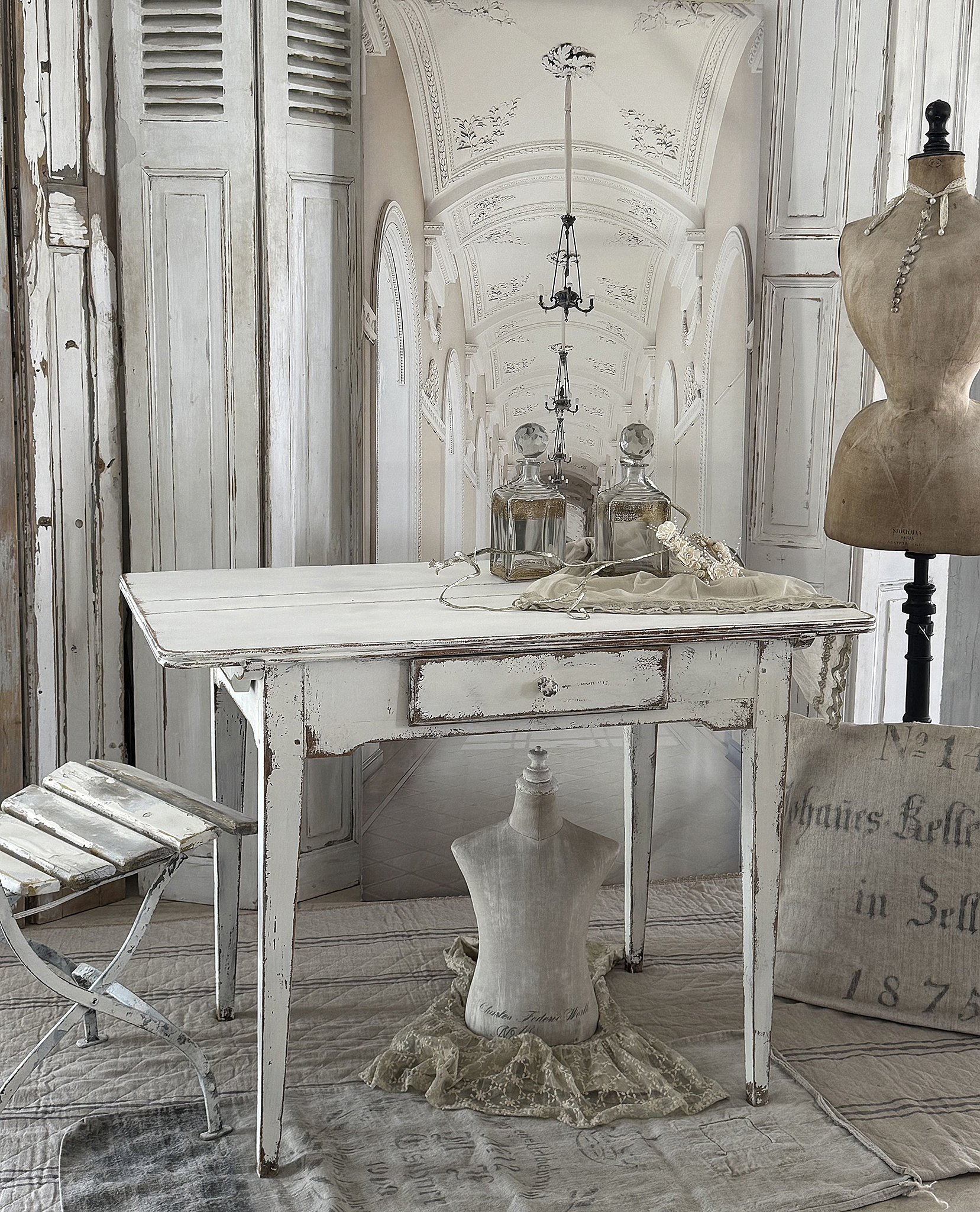 Antiker Shabby Tisch im weißen Kleid***