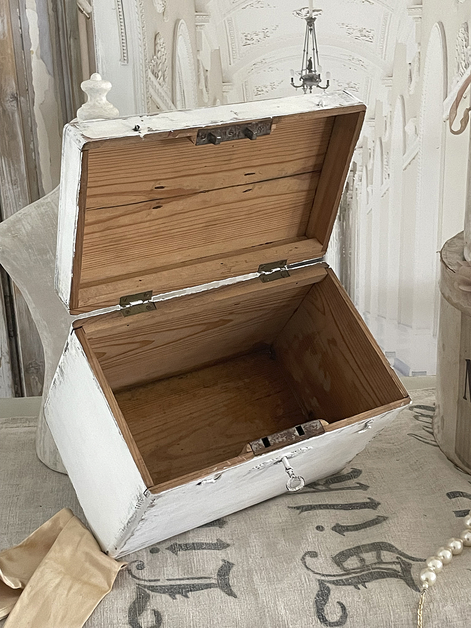 Vintage Holzkiste mit weißer Oberfläche und offenem Deckel Offene Vintage Holzkiste aus Holz, innen naturfarben mit weißer Außenfläche