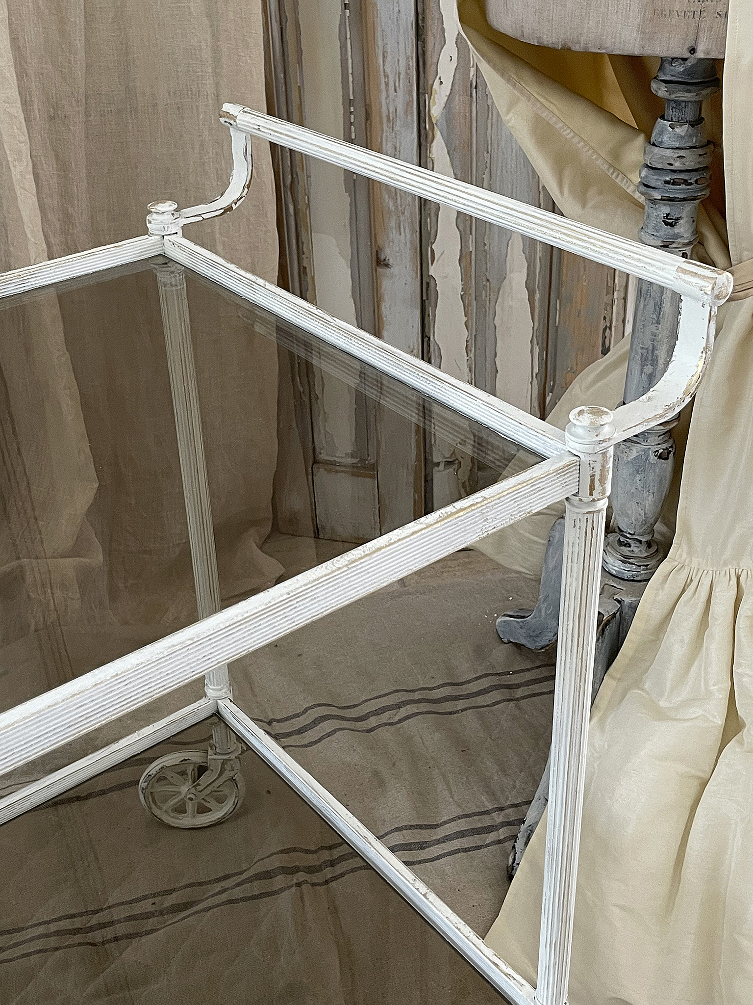 Alter edler Servierwagen im weißen Kleid*** Alter edler Servierwagen im weißen Kleid***