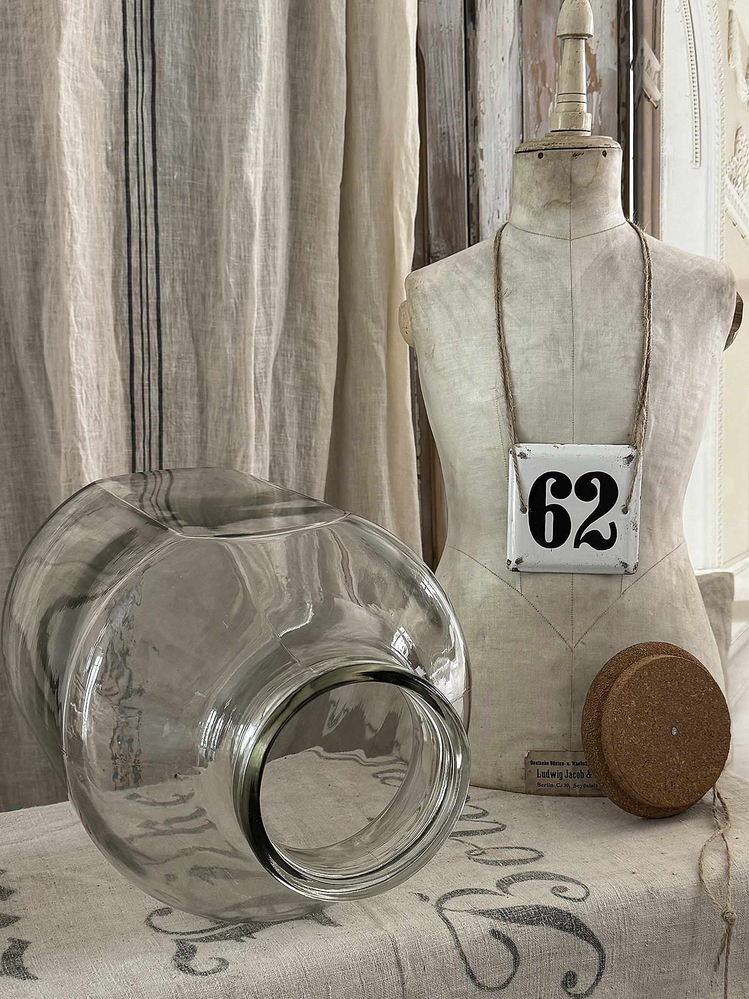 Seltenes XXL-Bonbonglas mit altem Emaille-Schild – ein besonderer Blickfang mit Charakter***