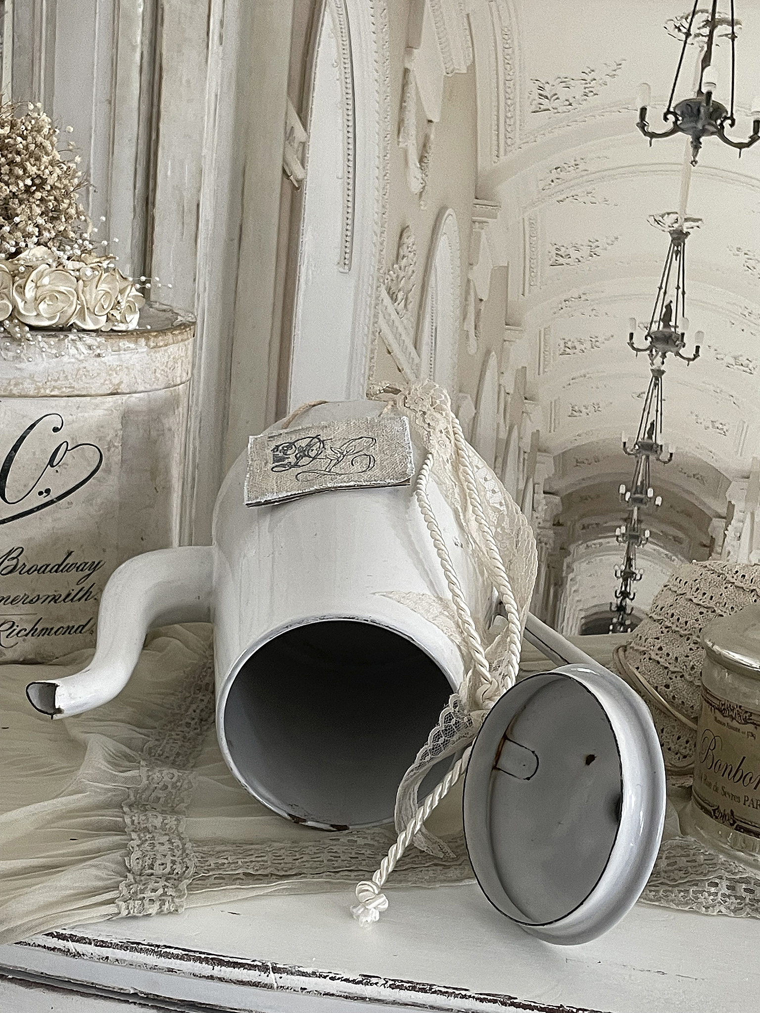 Große weiße Emaille-Kanne mit Vintage-Deko*** Große weiße Emaille-Kanne mit Vintage-Deko***