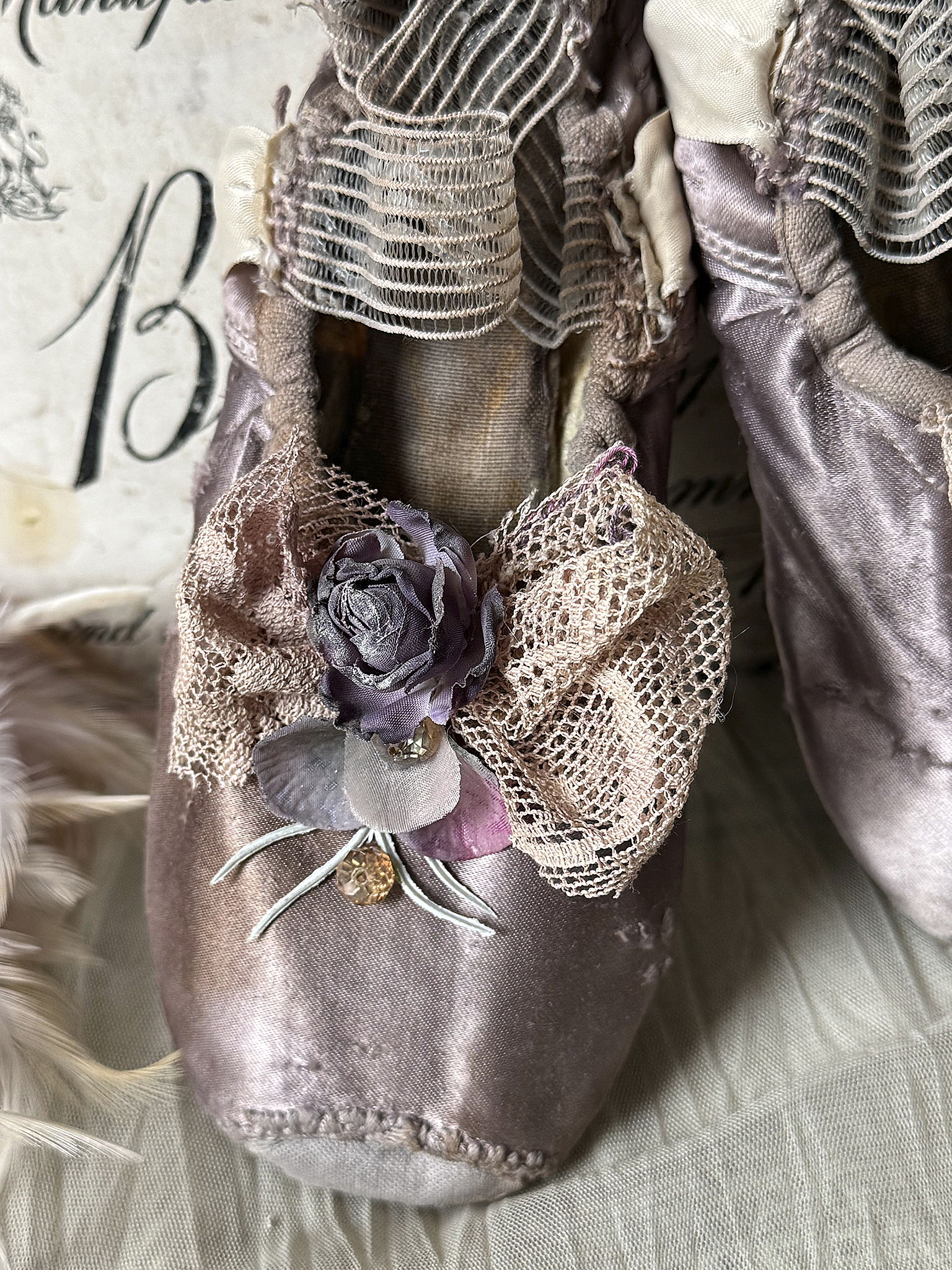 Alte Ballettspitzenschuhe im Malveton- Getanzte Erinnerung 2***