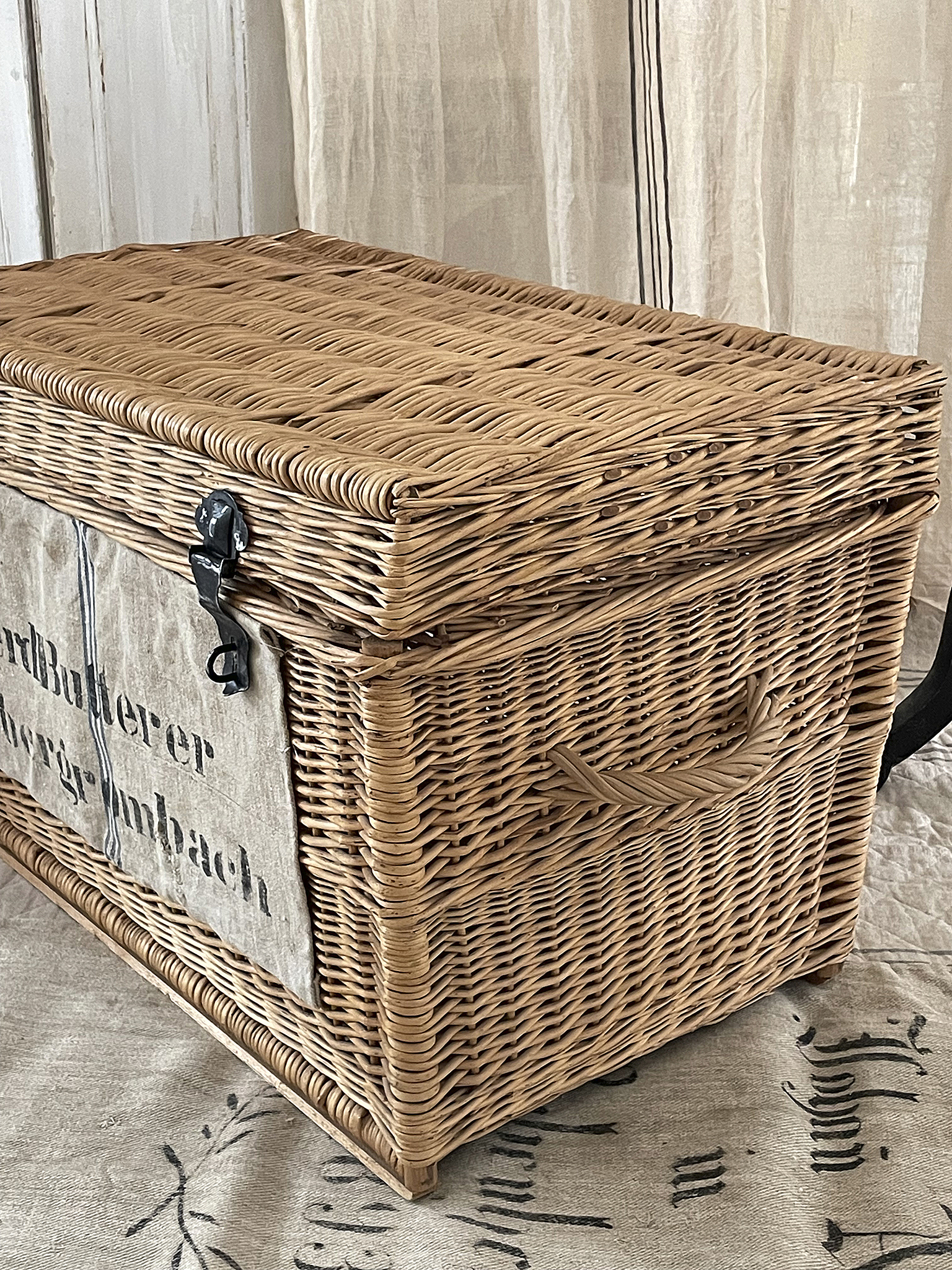 Klassischer Rattan Aufbewahrungskorb mit Deckel und Metallverschluss Stylischer Rattankorb zur Aufbewahrung, ideal für Dekoration und Funktionalität
