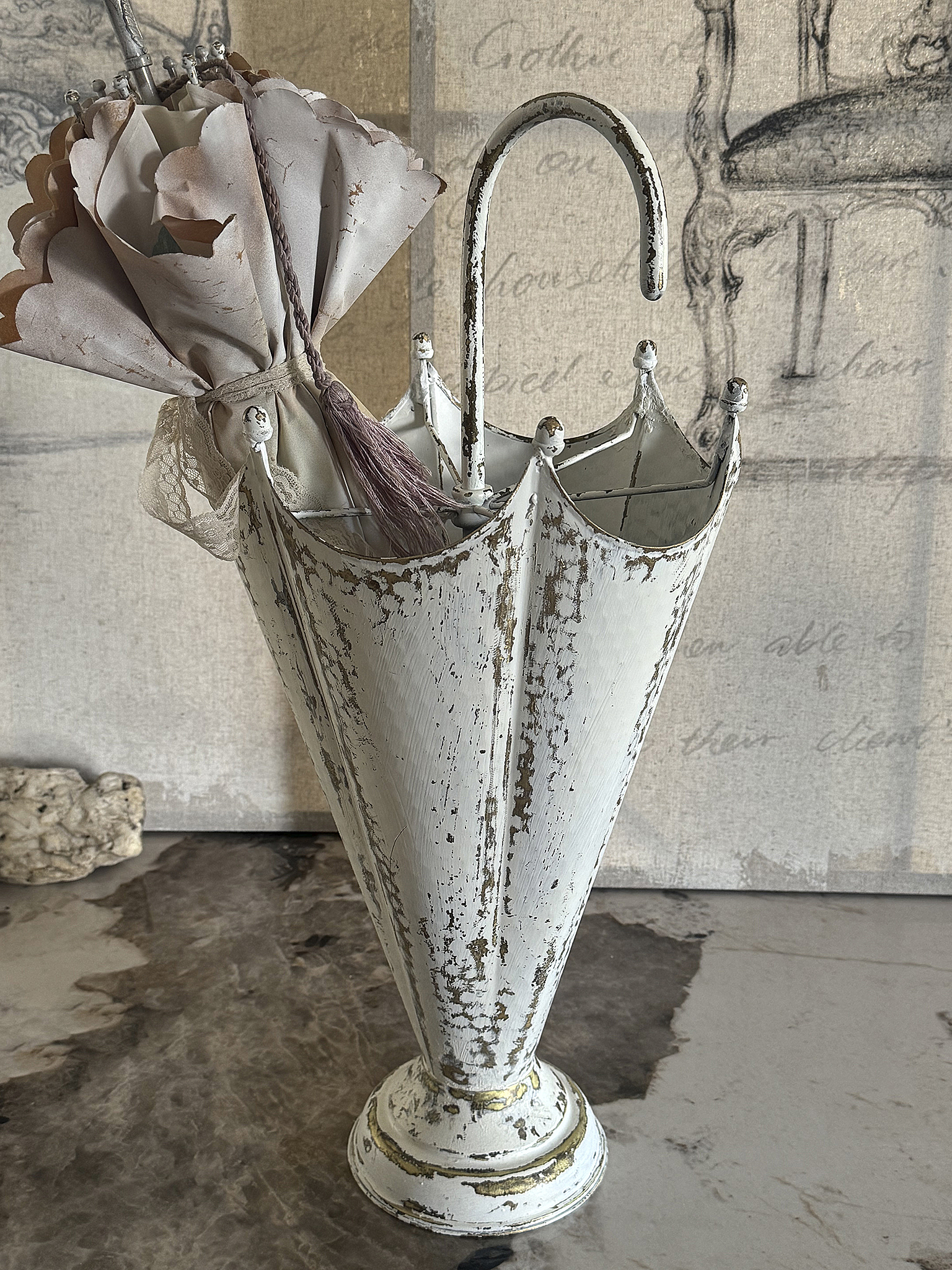 Origineller alter Schirmständer im Shabbykleid***
