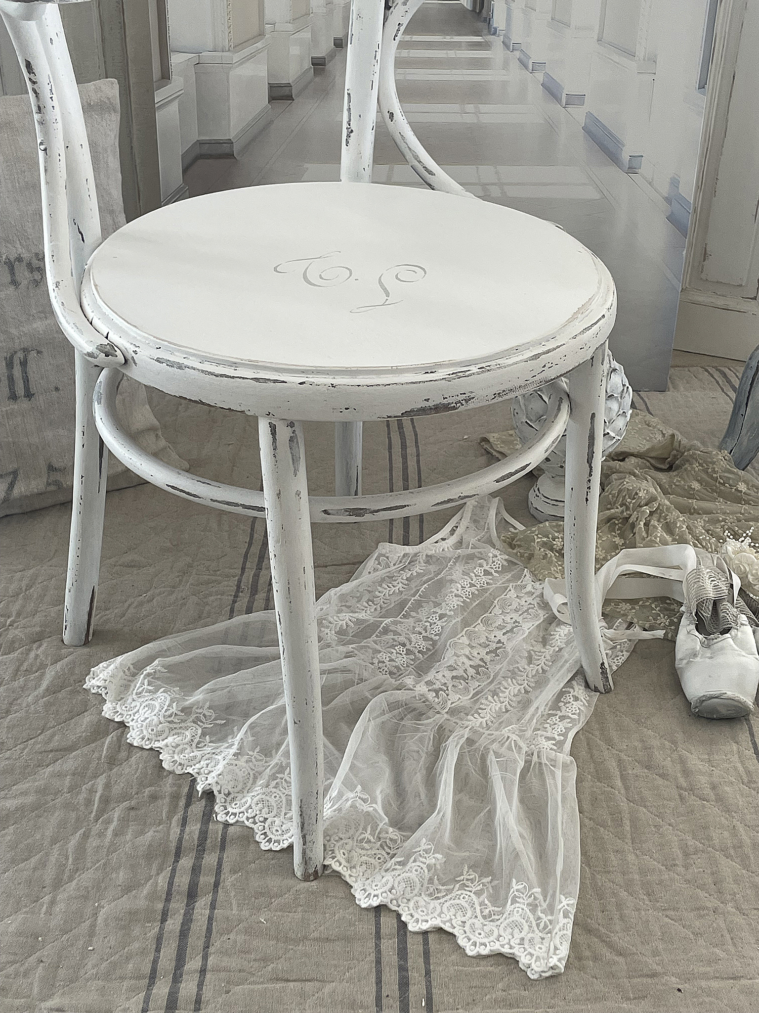 Alter runder Shabby-Armlehnstuhl***