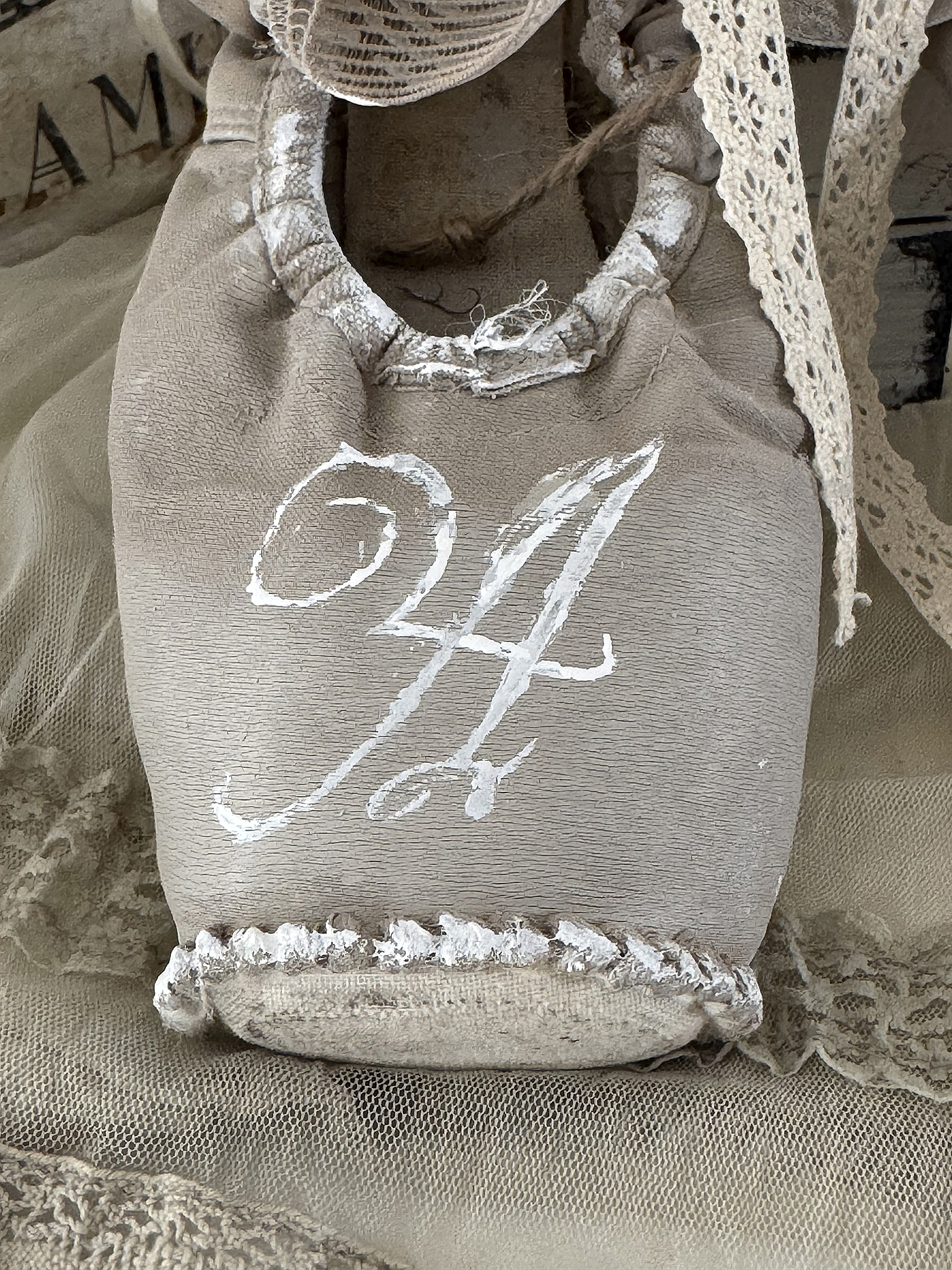 Vintage Spitzenschuhe Sandtaupe mit Monogramm A***