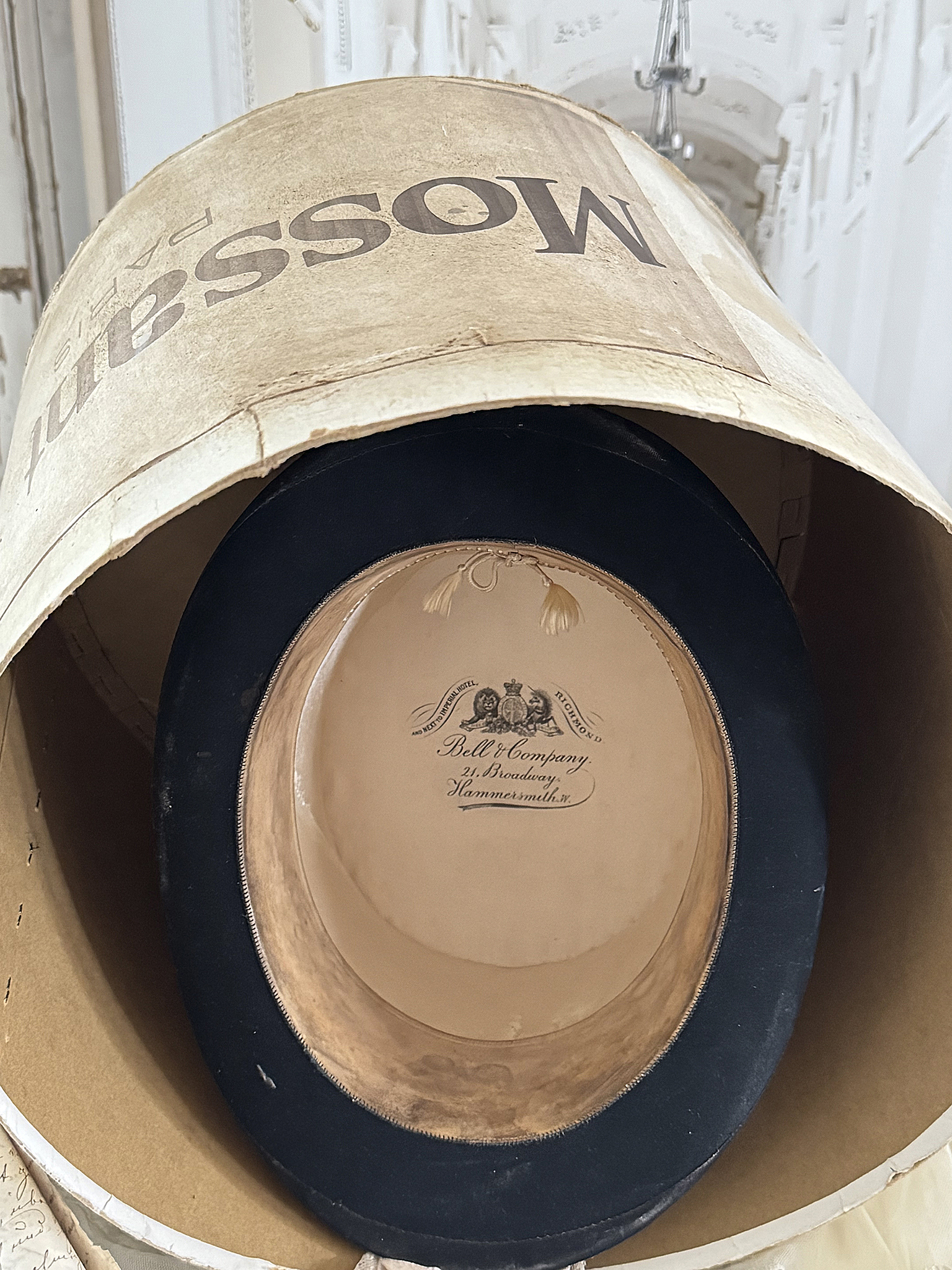 Wunderschöne Original-Hutschachtel aus Frankreich mit Zylinder – eleganter Vintage-Traum***