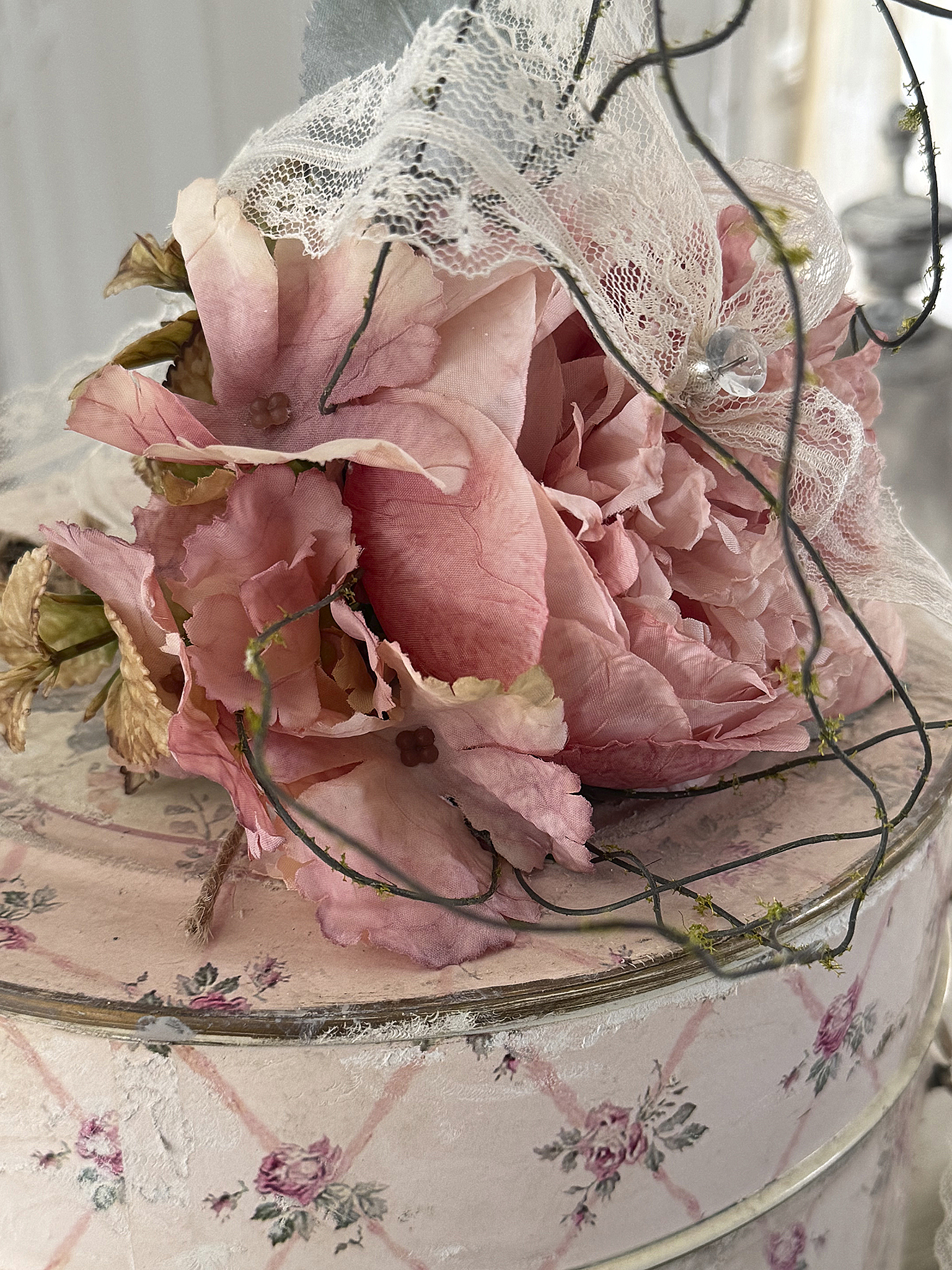 Alte Blechdose mit Rosen – romantisches Vintage-Arrangement