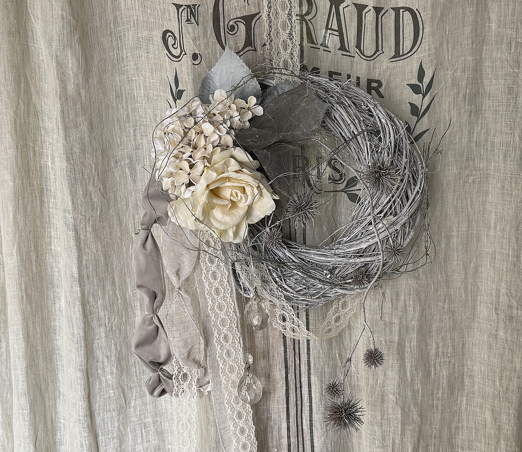 Romantischer Dekokranz im Shabby Chic – gebundener Kranz mit Rosen, Spitze & alten Kristallen im französischen Landhausstil***