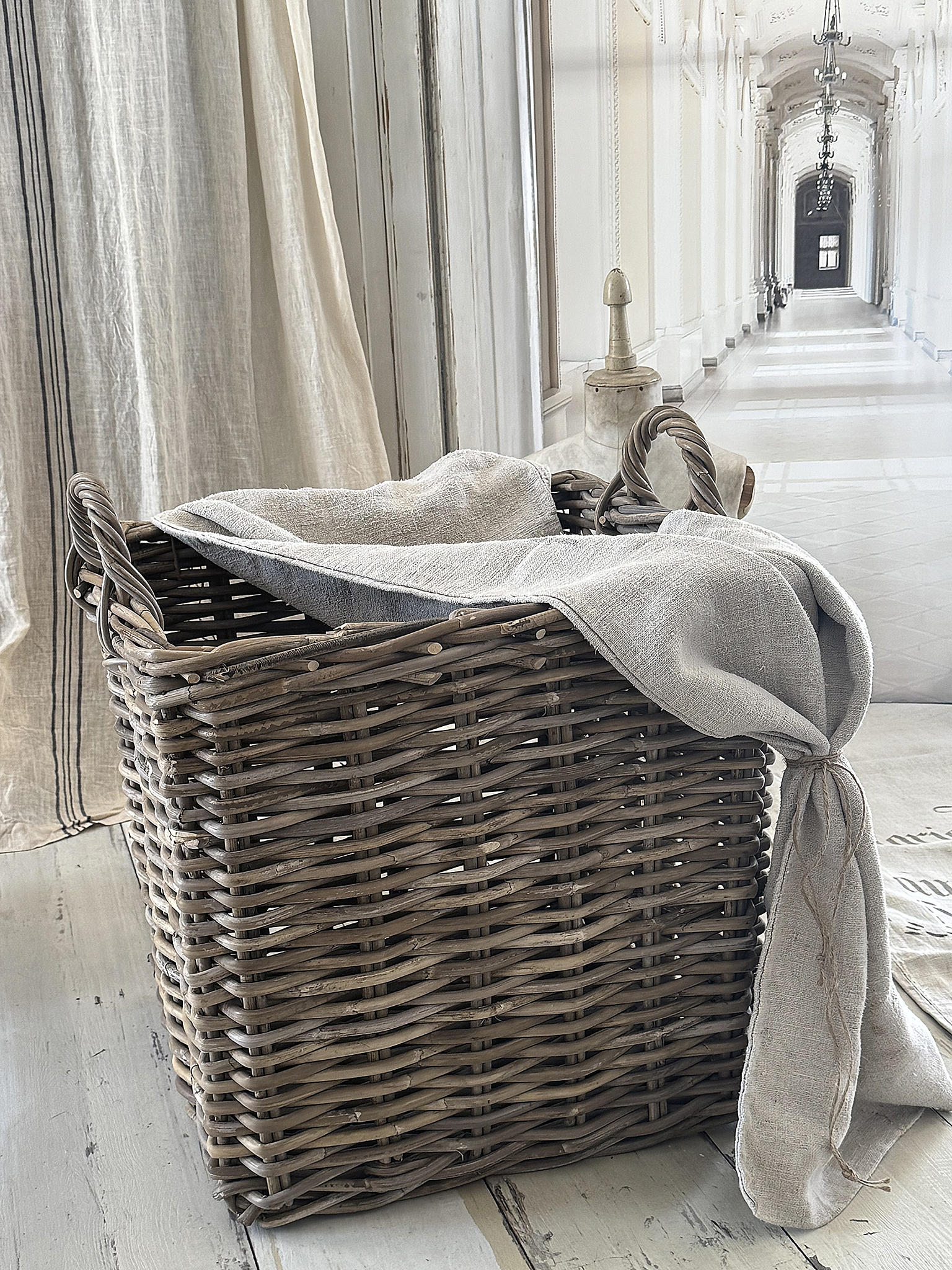 Großer Naturweidenkorb mit altem Leinensack-XL***