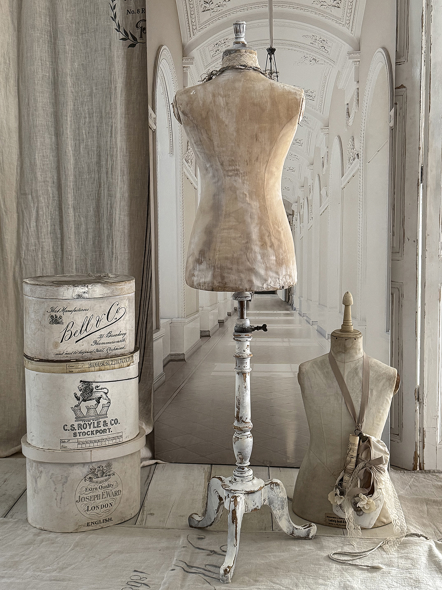 Reizende, antike Kinderschneiderpuppe der Firma Stockmann, Paris***