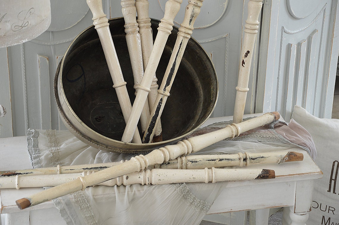 Antike Geländerstäbe im Originallack