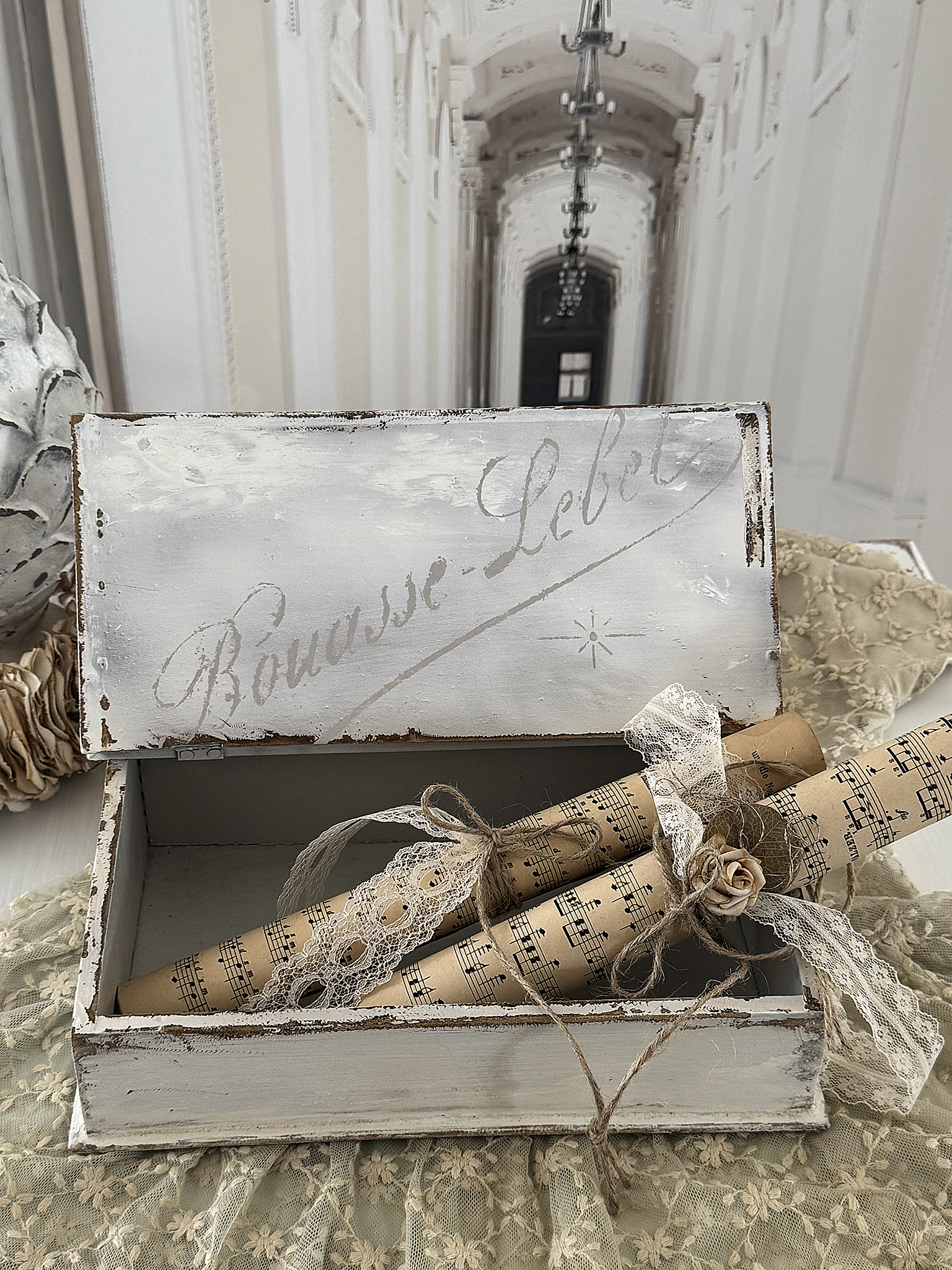 Alte Holzklappkiste im Shabby Chic mit französischen Schriftzügen***