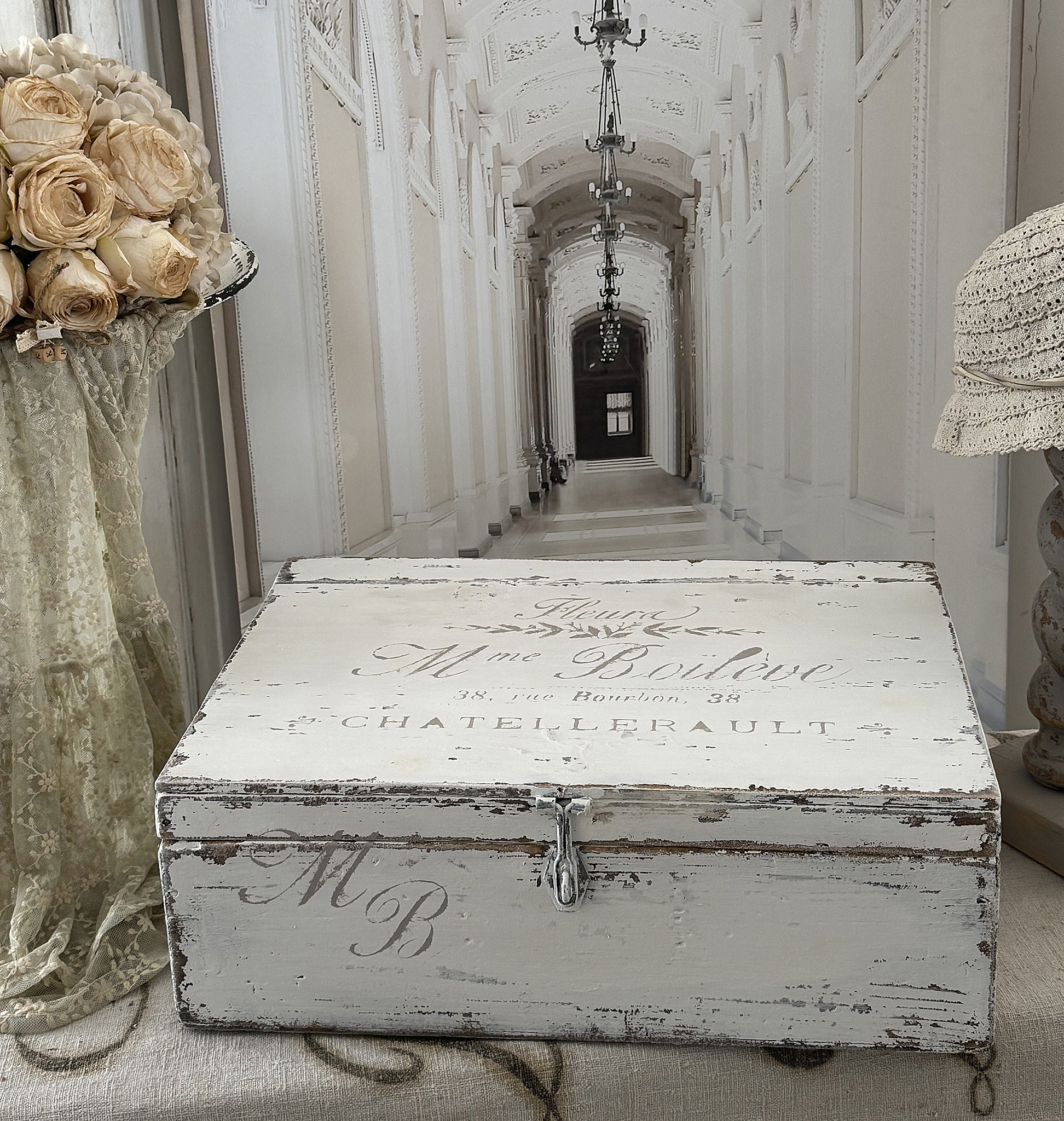 Alte große Holztruhe mit Klappdeckel – Shabby Chic Boileve***