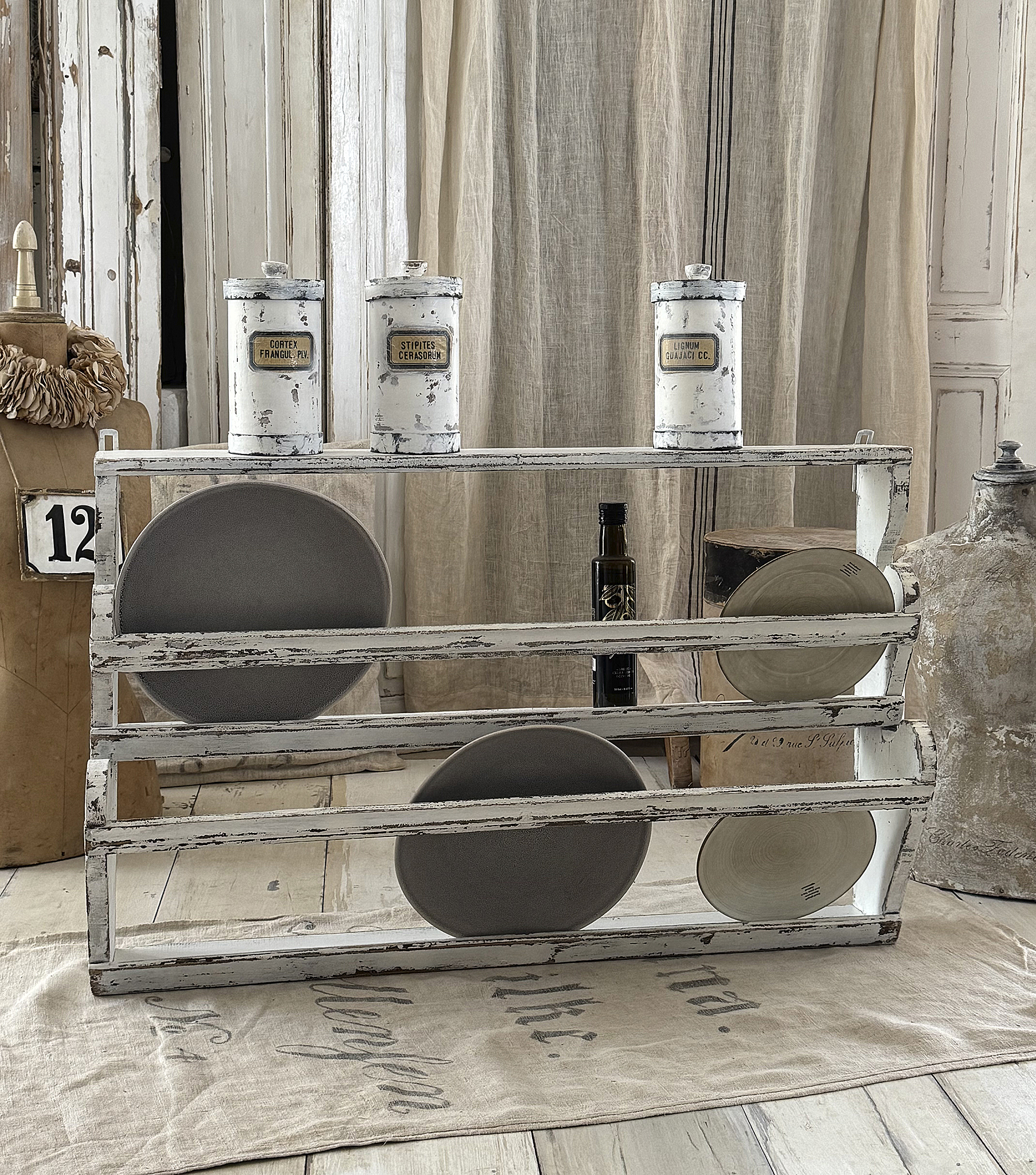 Altes Tellerregal aus Vollholz – authentische Patina mit zeitlosem Charme“***