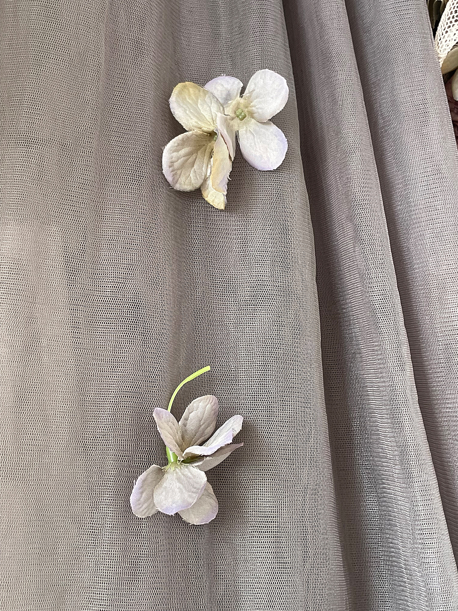 Tüll/Blüten und Eisen im Einklang*** Tüll/Blüten und Eisen im Einklang***