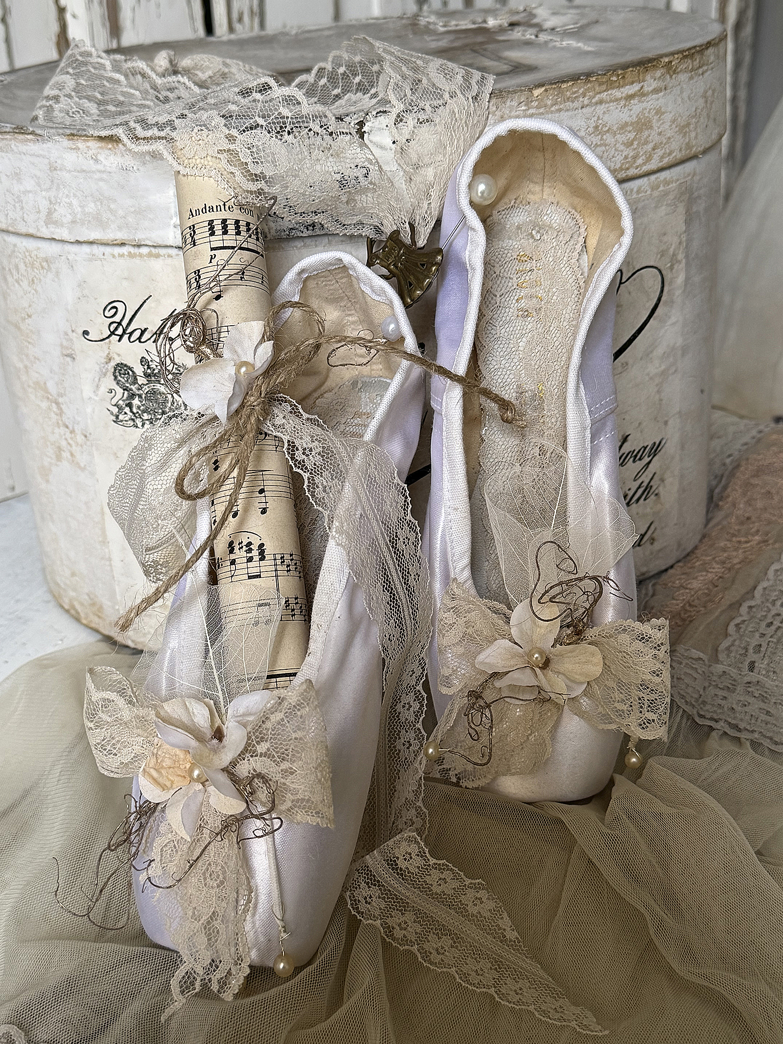 Weiße Spitzen-Ballettschuhe mit Notenblatt***