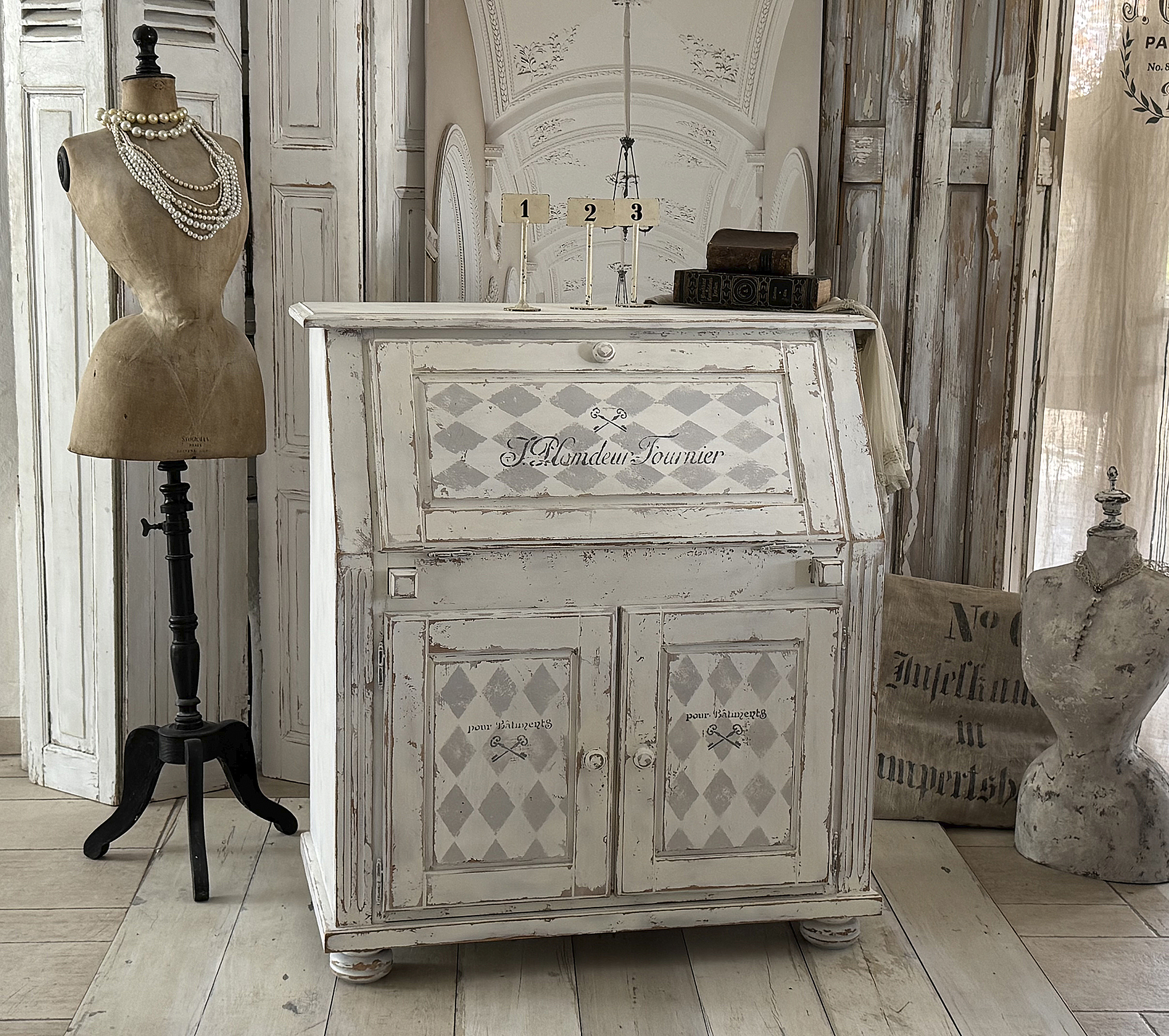 Alter Schranksekretär im mattweißen Shabby-Chic – funktionales Unikat mit französischem Charme***