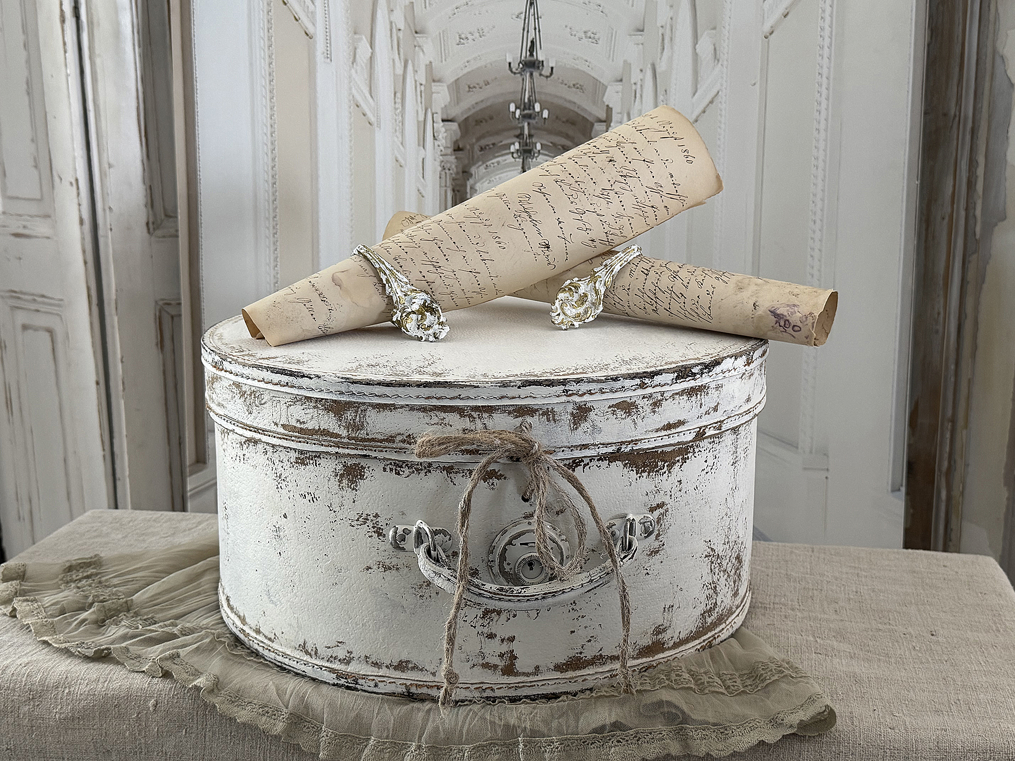 Alter Hutkoffer im mattweißen Shabby-Chic – ein bezauberndes Vintage-Schätzchen mit Patina***