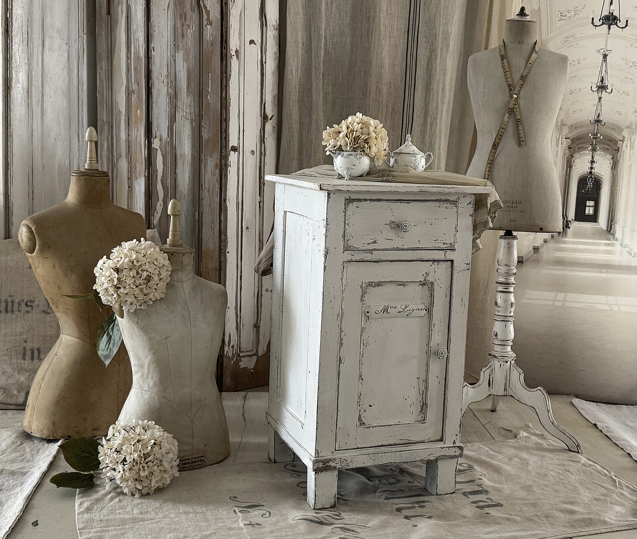 Altes Shabby-Schränkchen „Madame Ligness“***