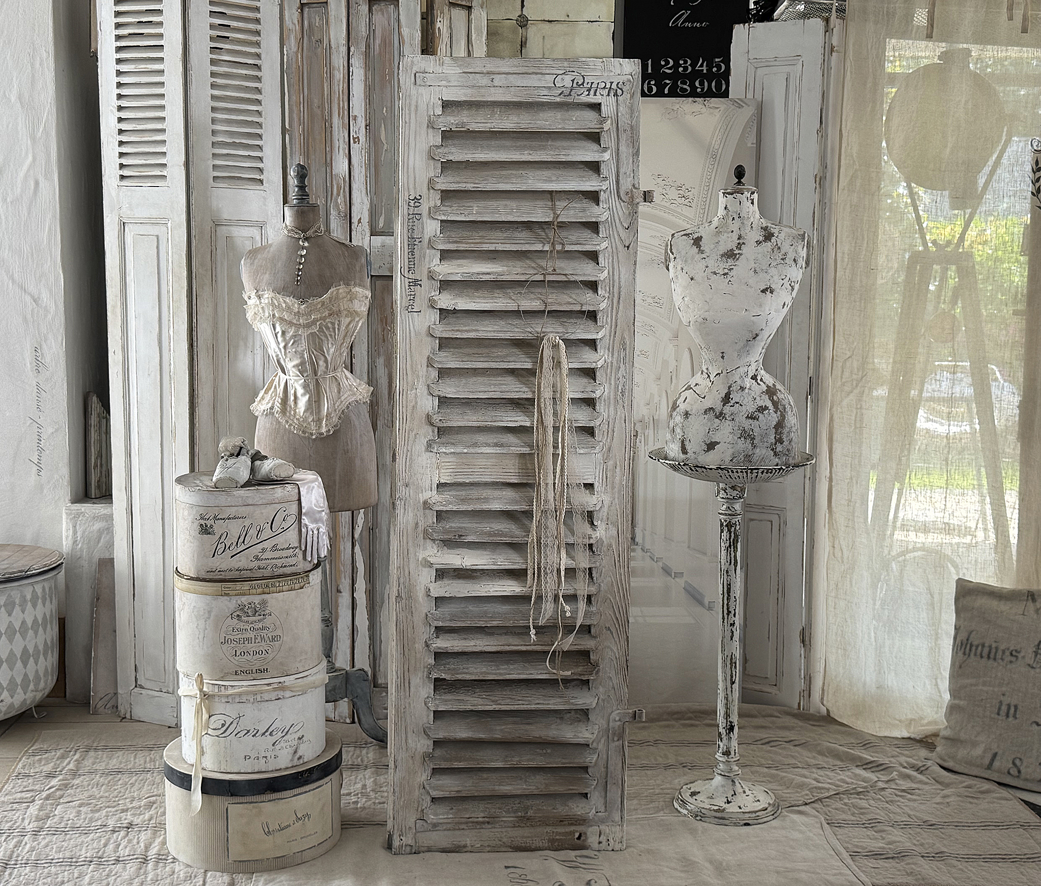 Großer antiker Lamellenladen im weißen Shabby-Chic mit Patina & Bänderkranz***
